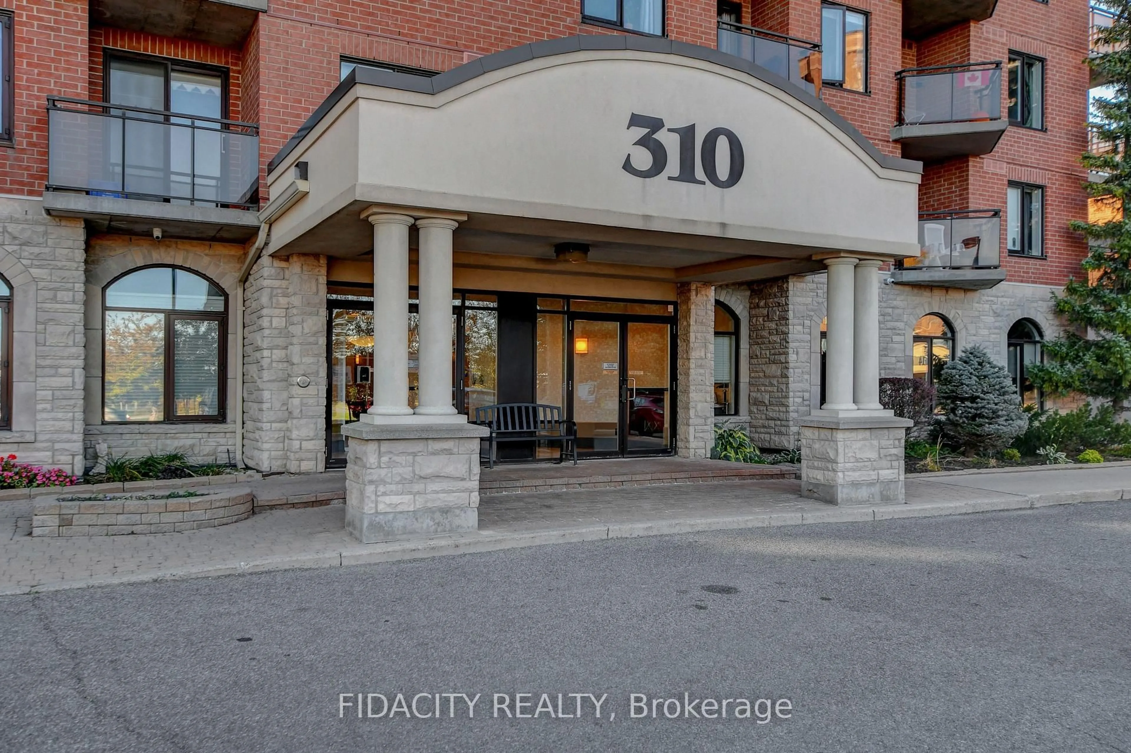 Indoor entryway for 310 Central Park Dr #6C, Ottawa Ontario K2C 4G4
