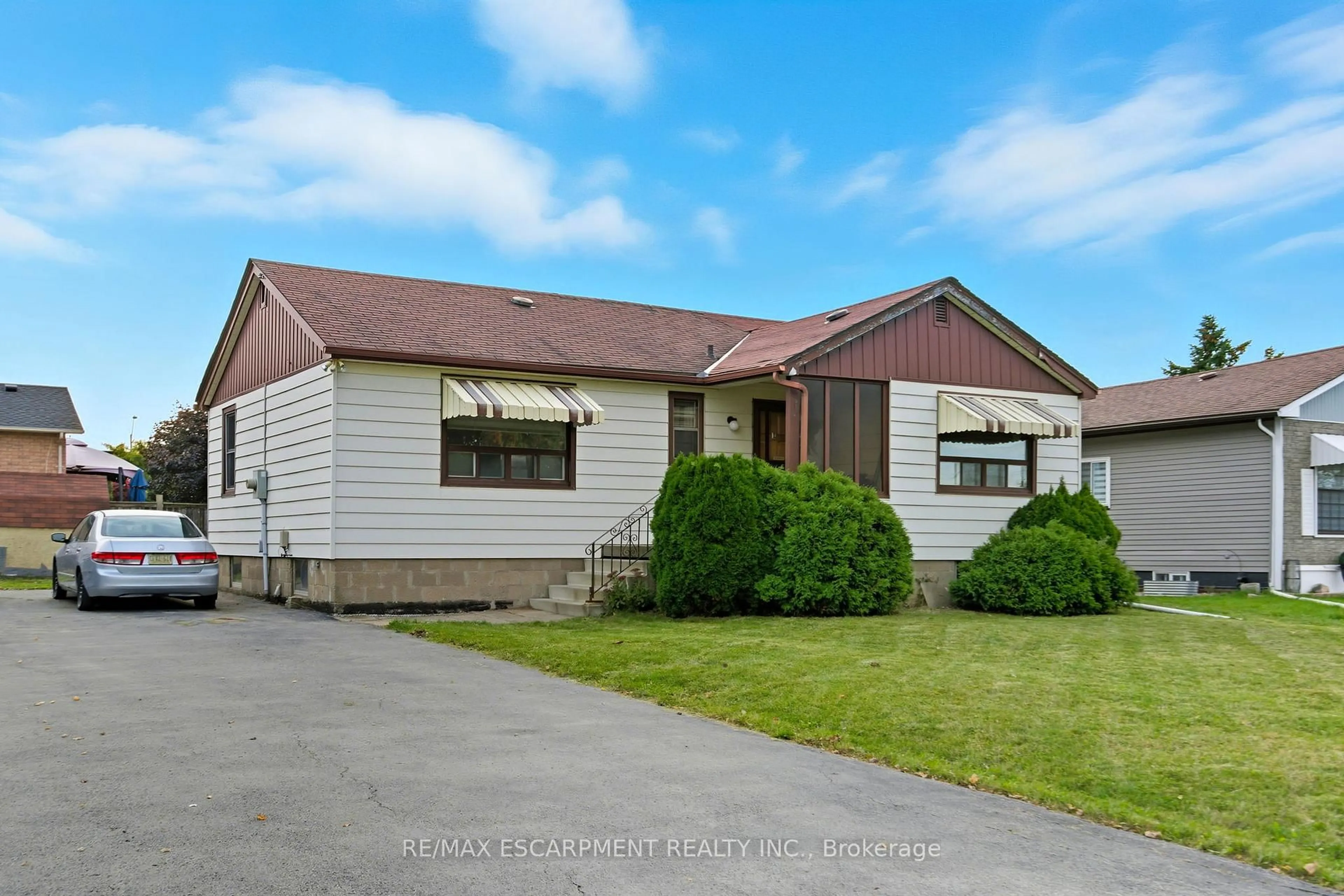 Home with vinyl exterior material, street for 18 Second Rd, Hamilton Ontario L8J 2V3