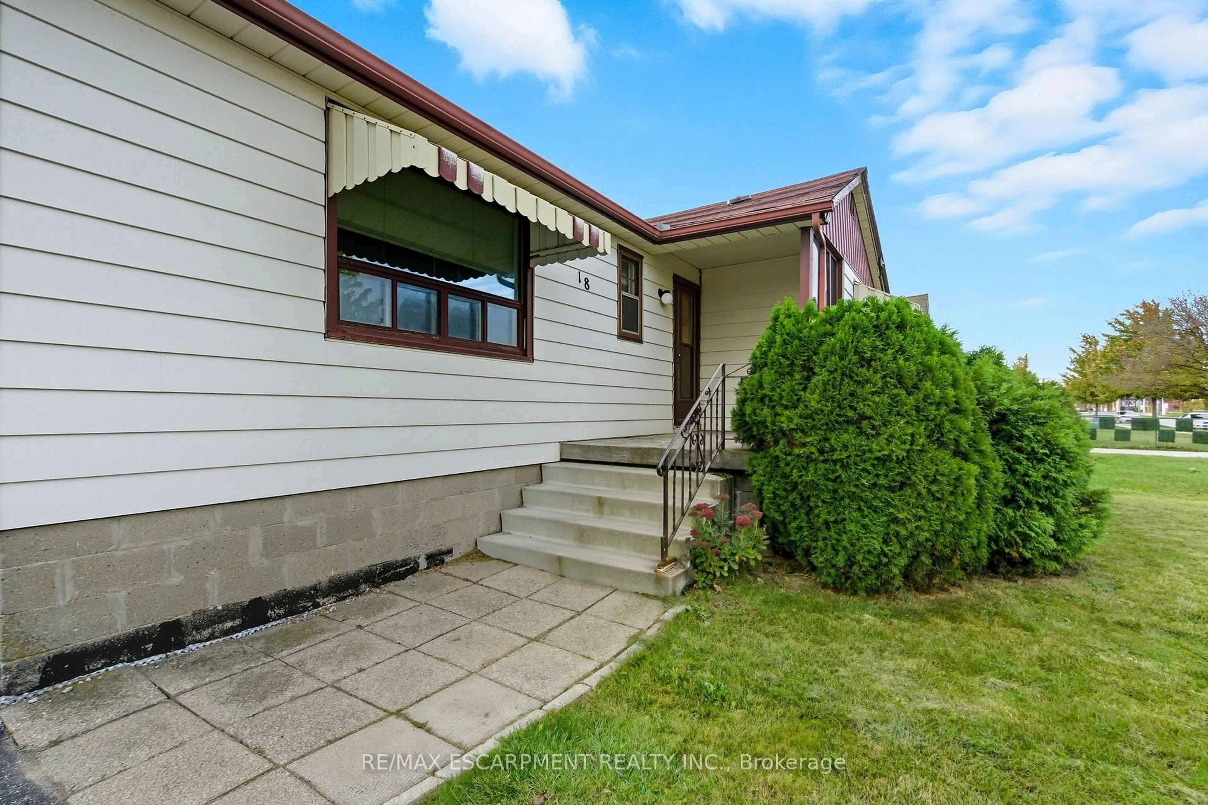 A pic from outside/outdoor area/front of a property/back of a property/a pic from drone, street for 18 Second Rd, Hamilton Ontario L8J 2V3