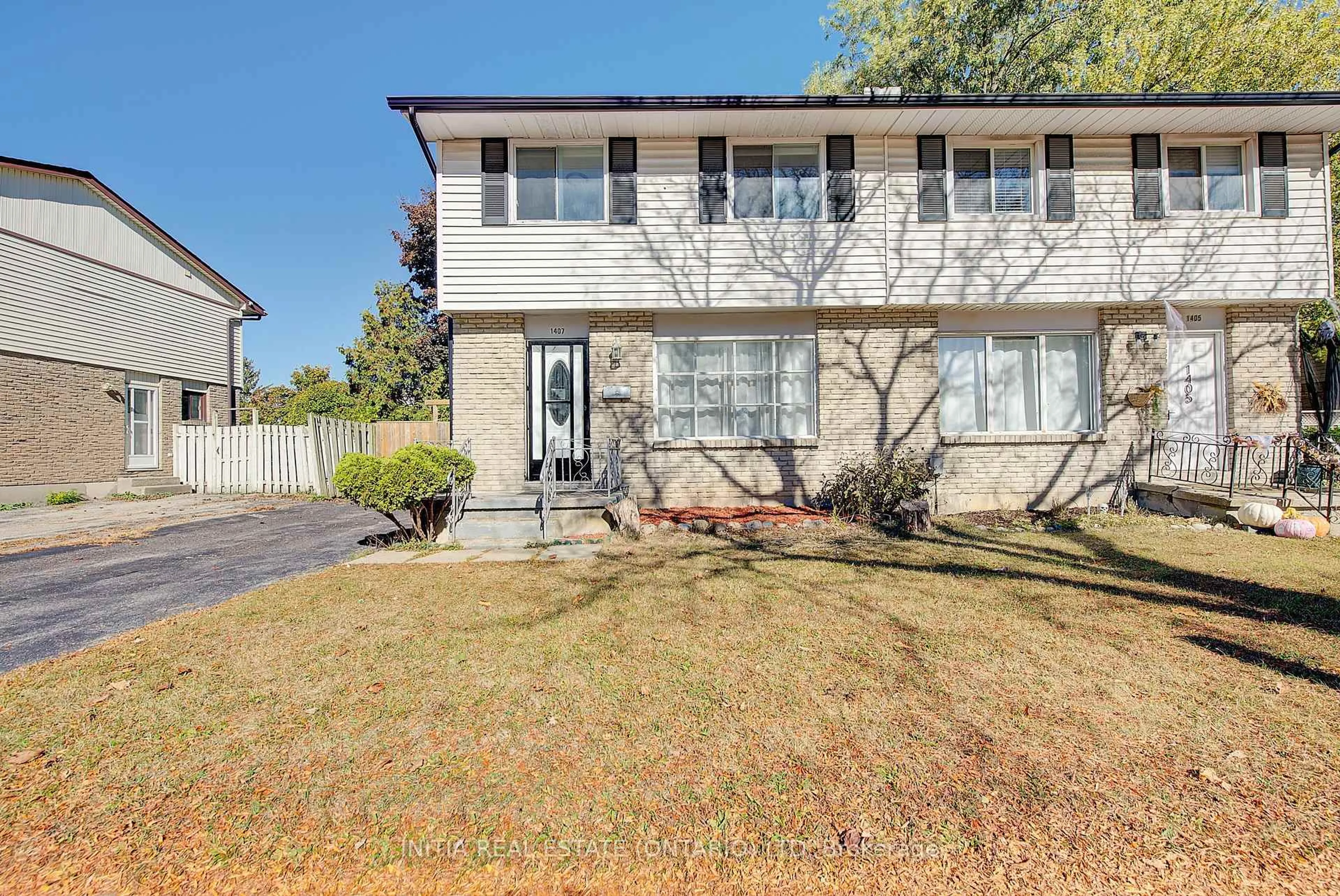 Home with vinyl exterior material, street for 1407 Jalna Blvd, London South Ontario N6E 2G4