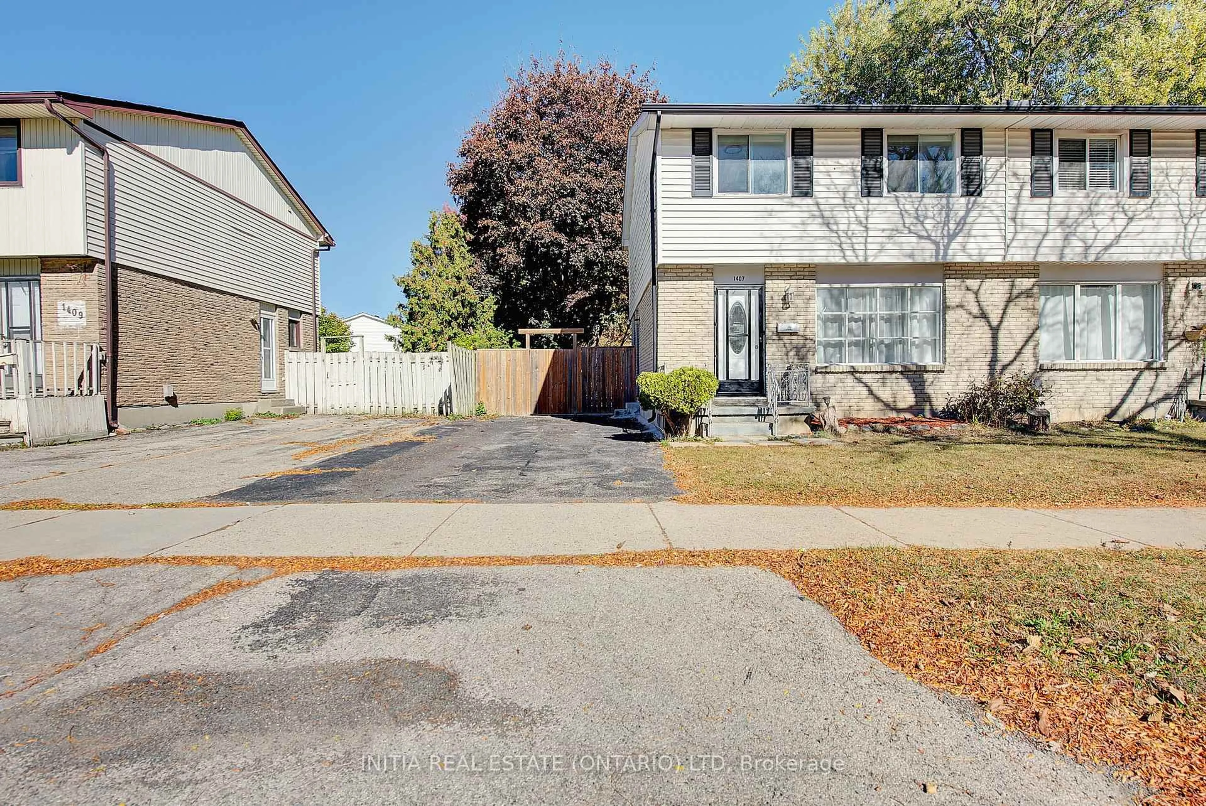 Home with vinyl exterior material, street for 1407 Jalna Blvd, London South Ontario N6E 2G4