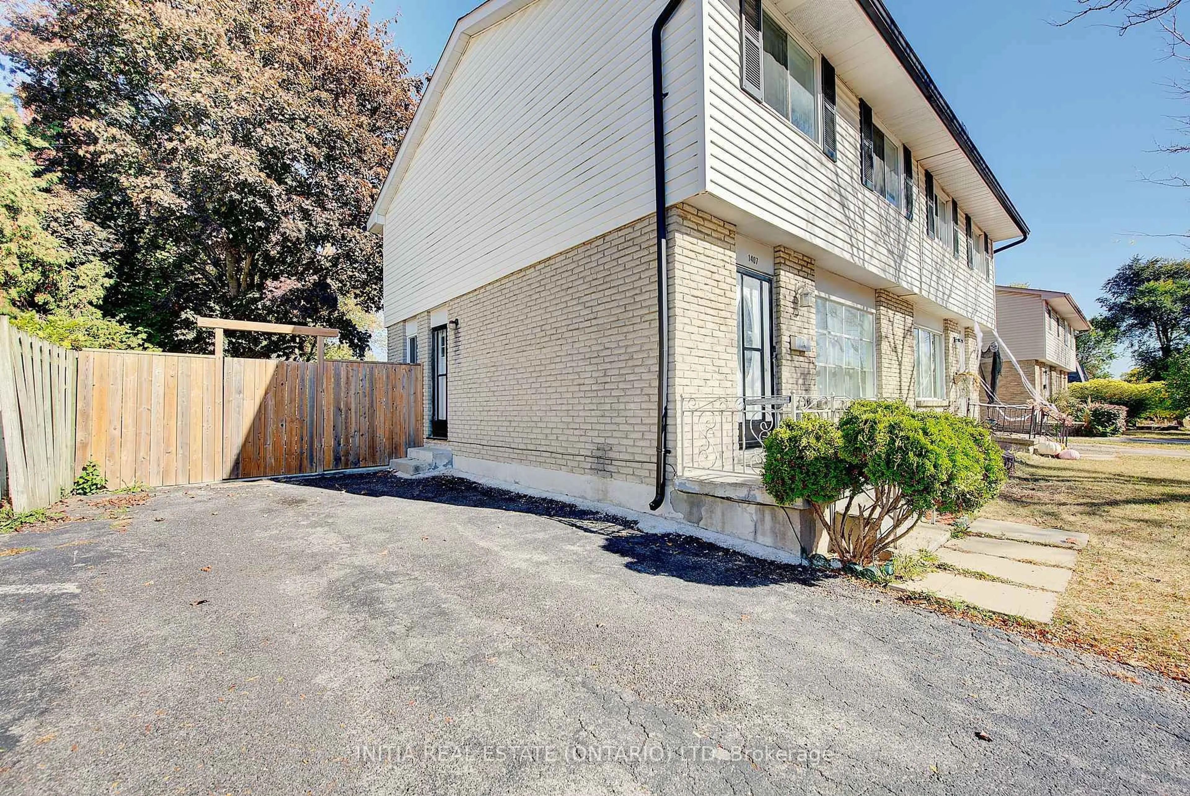 A pic from outside/outdoor area/front of a property/back of a property/a pic from drone, street for 1407 Jalna Blvd, London South Ontario N6E 2G4
