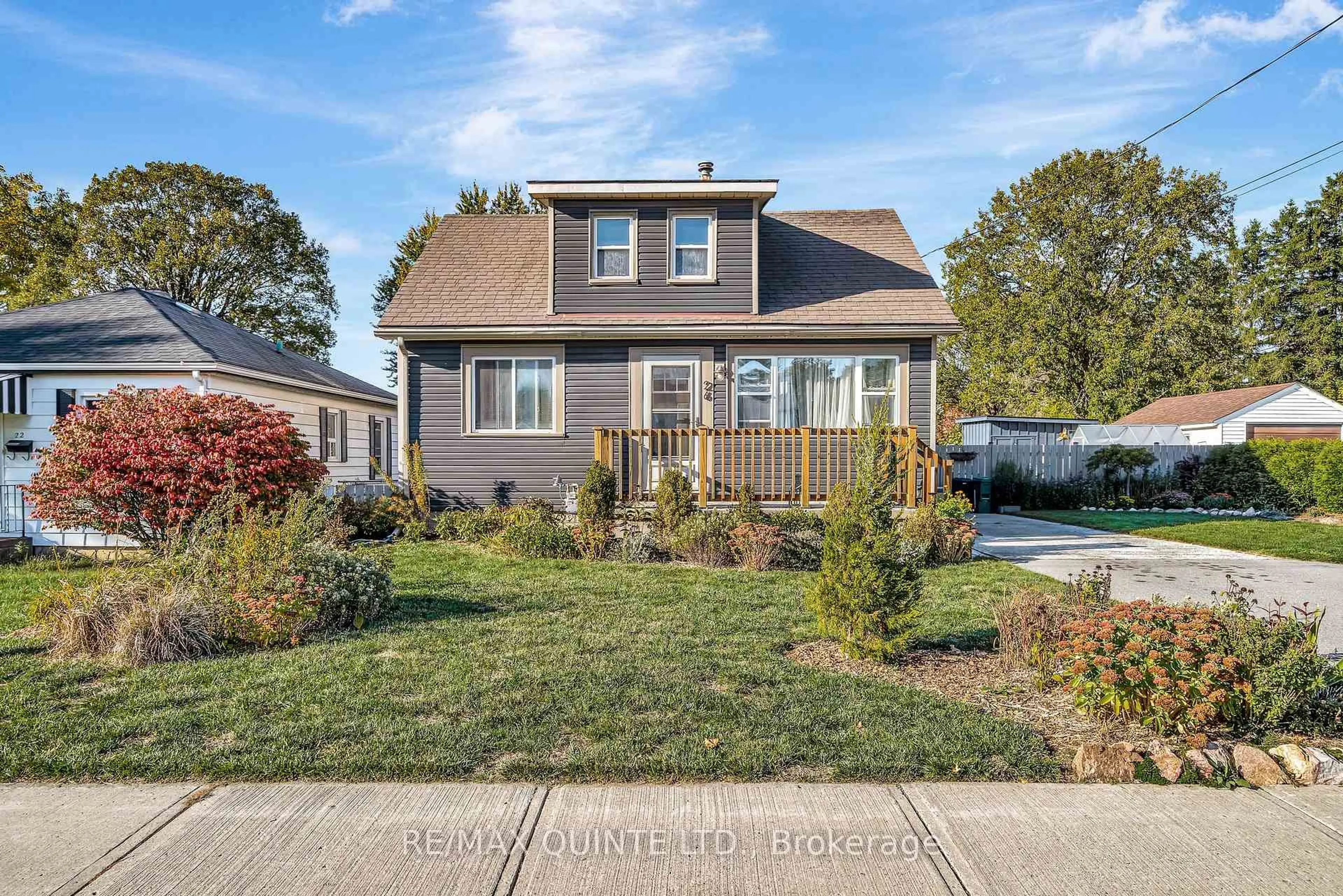 Home with vinyl exterior material, street for 26 North Park Gdns, Belleville Ontario K8P 2M1