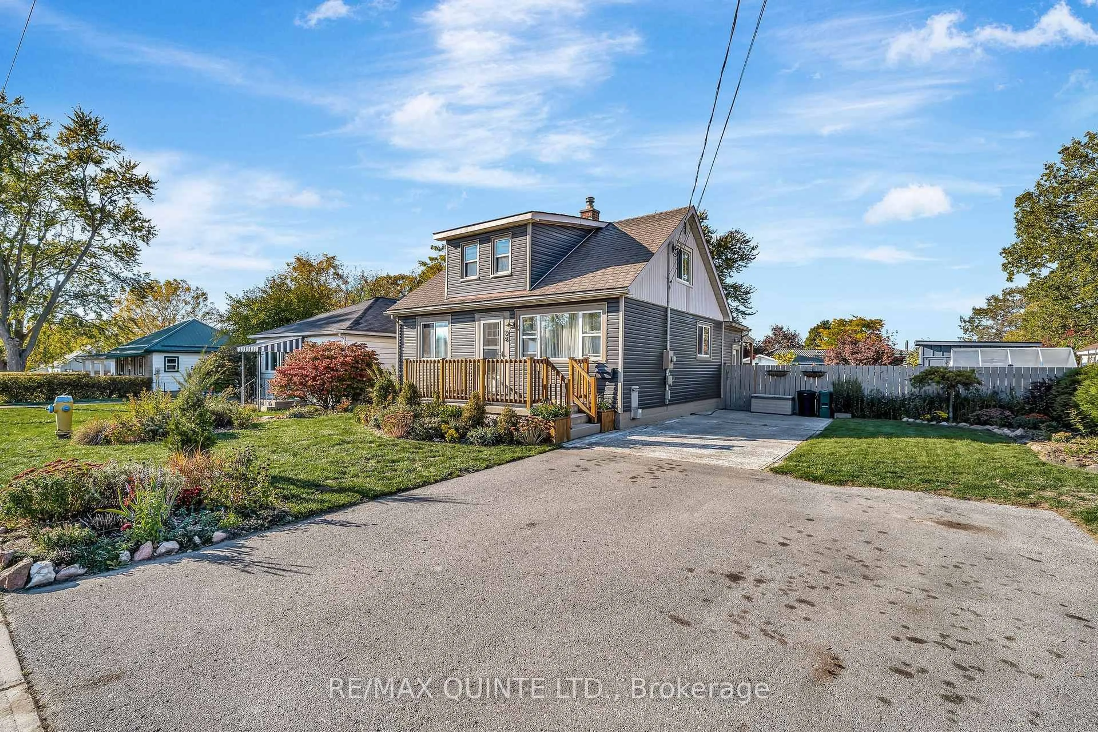 A pic from outside/outdoor area/front of a property/back of a property/a pic from drone, street for 26 North Park Gdns, Belleville Ontario K8P 2M1