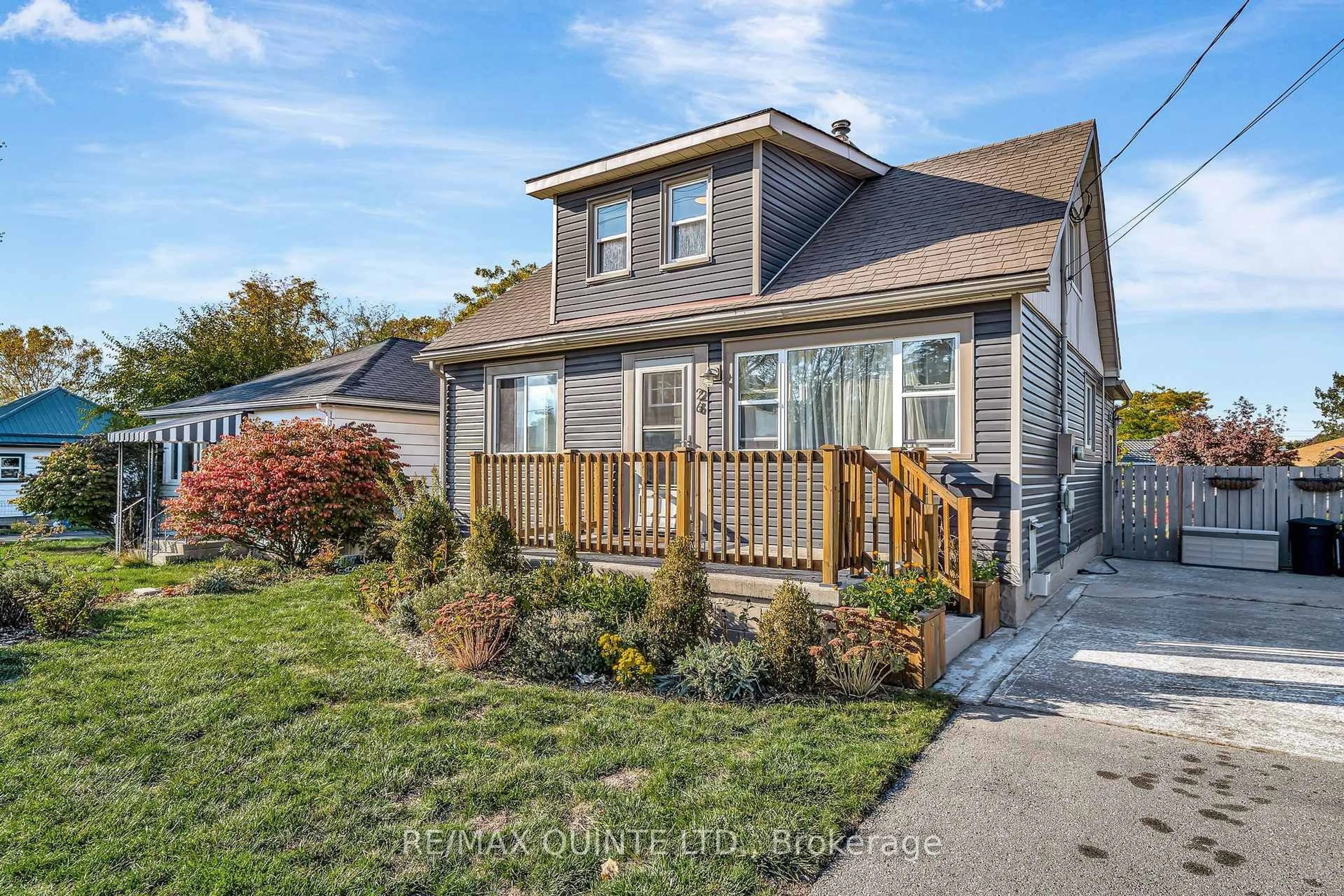 Home with vinyl exterior material, street for 26 North Park Gdns, Belleville Ontario K8P 2M1