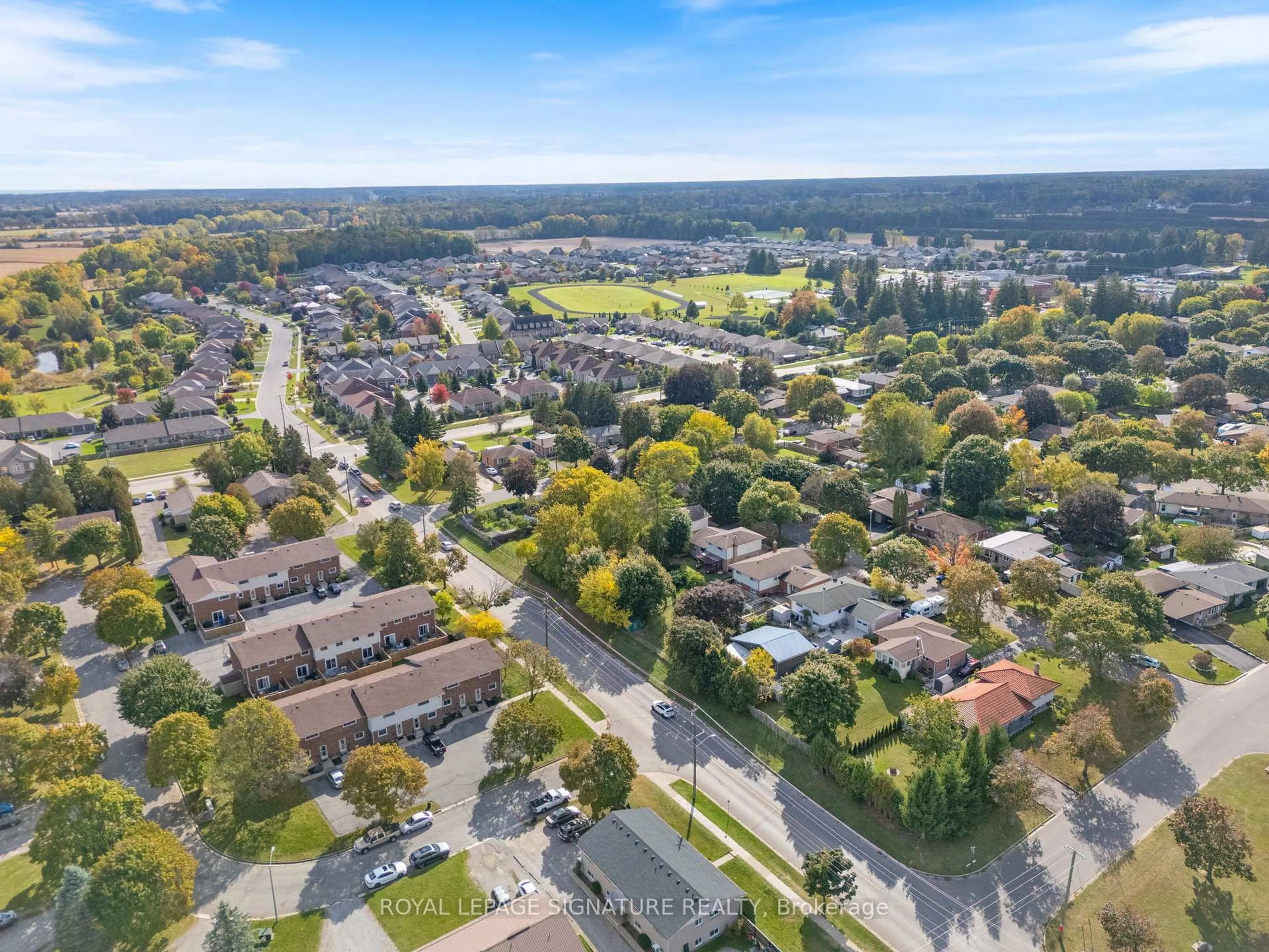 A pic from outside/outdoor area/front of a property/back of a property/a pic from drone, street for 10 Montclair Cres #5, Norfolk Ontario N3Y 4R9