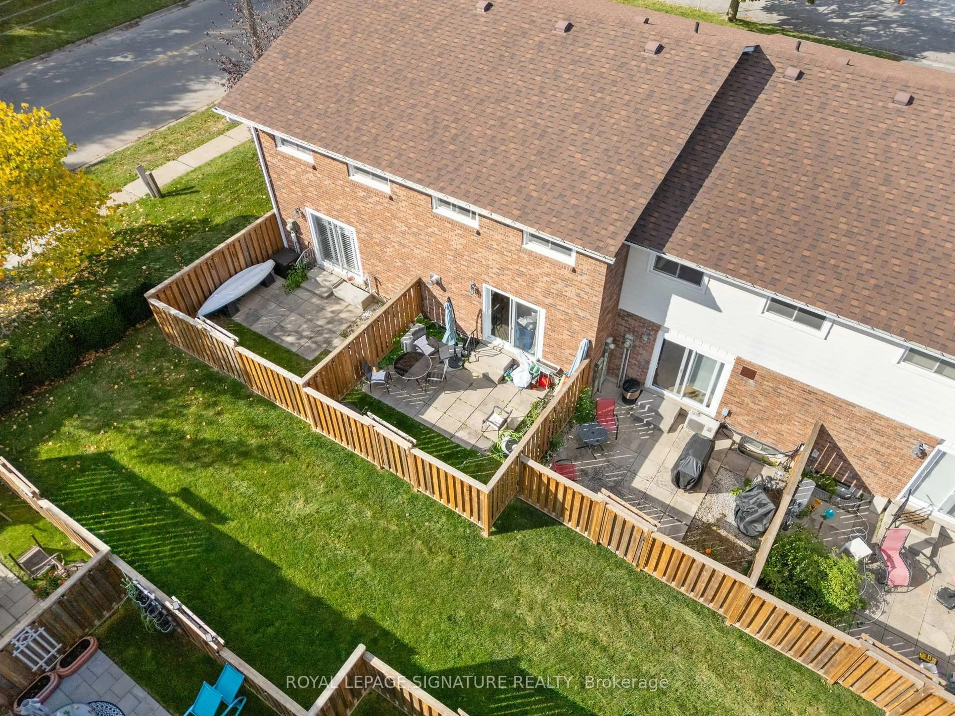 A pic from outside/outdoor area/front of a property/back of a property/a pic from drone, unknown for 10 Montclair Cres #5, Norfolk Ontario N3Y 4R9