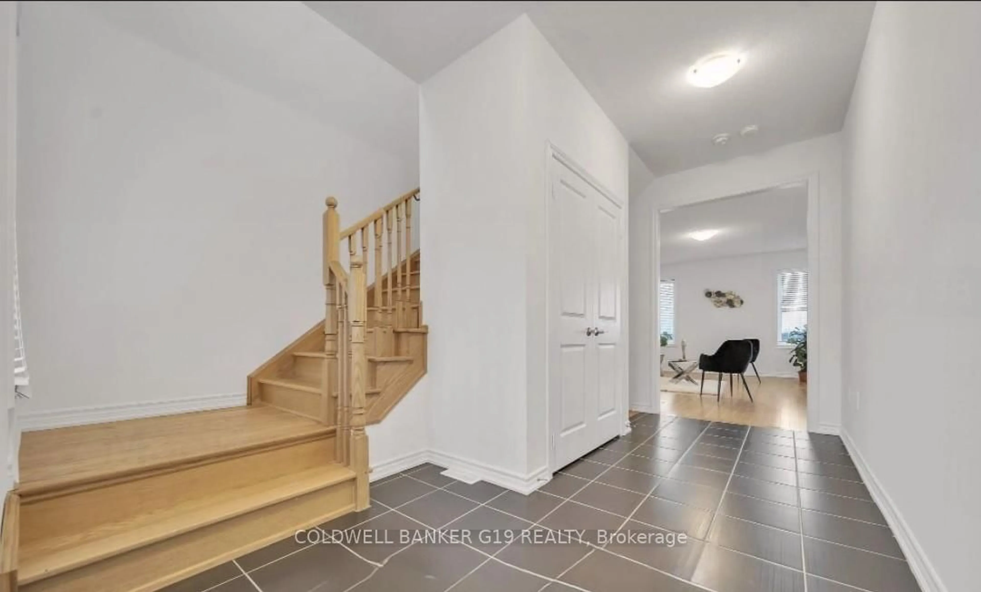 Indoor entryway for 32 Mackenzie St, Southgate Ontario N0C 1B0