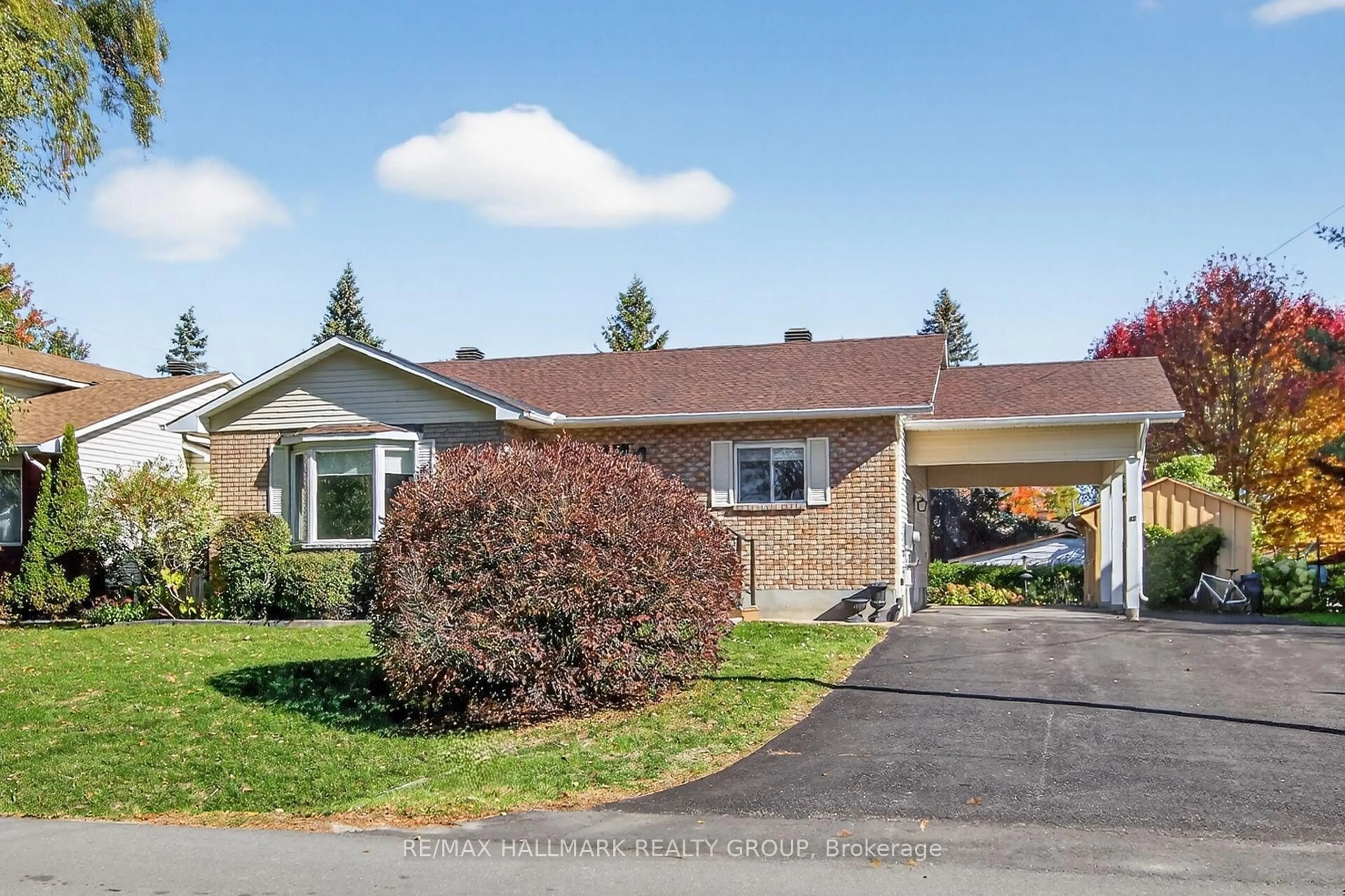 Home with vinyl exterior material, street for 40 Colonel Murray St, Richmond Ontario K0A 2Z0