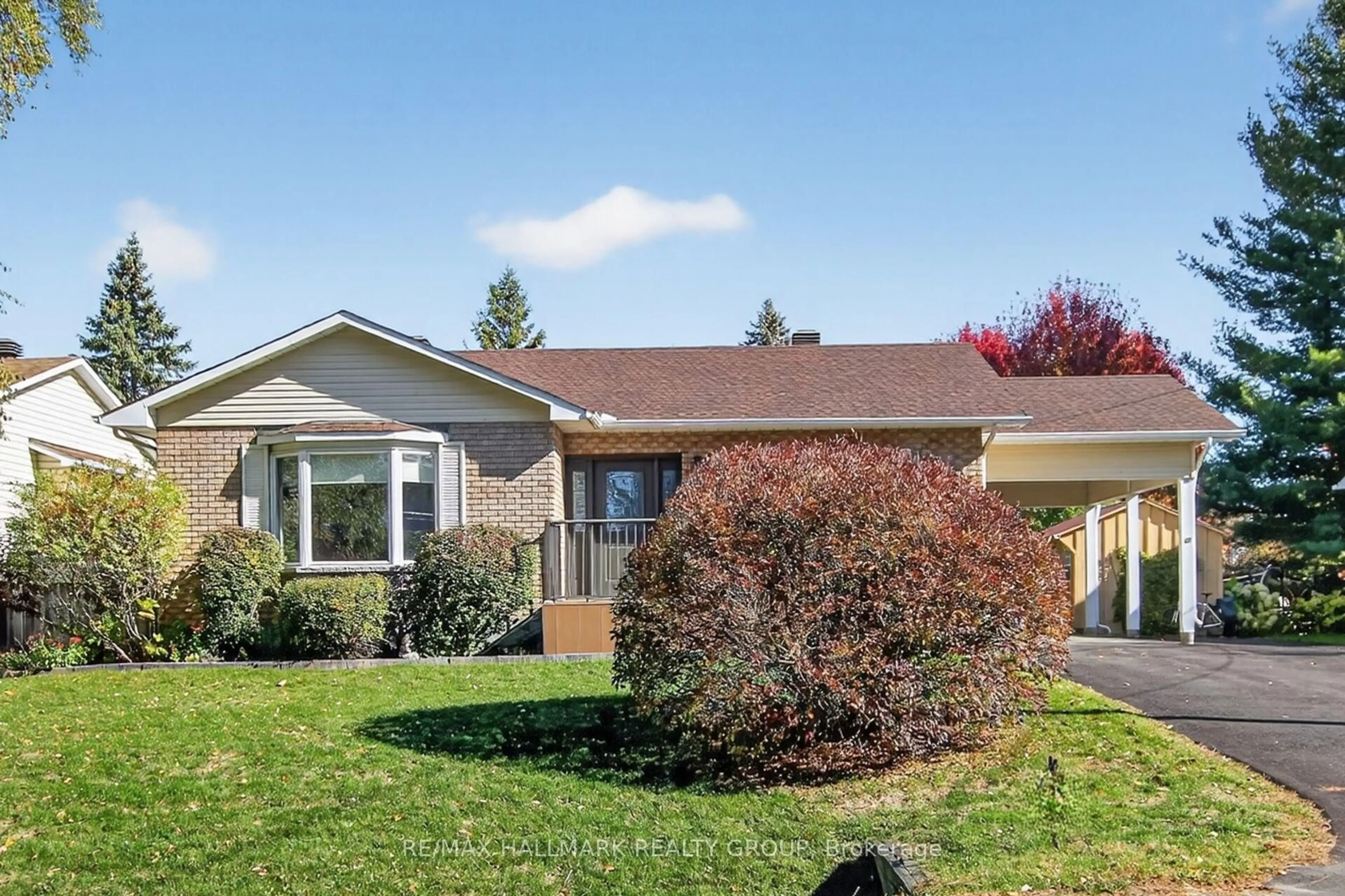 Home with vinyl exterior material, street for 40 Colonel Murray St, Richmond Ontario K0A 2Z0