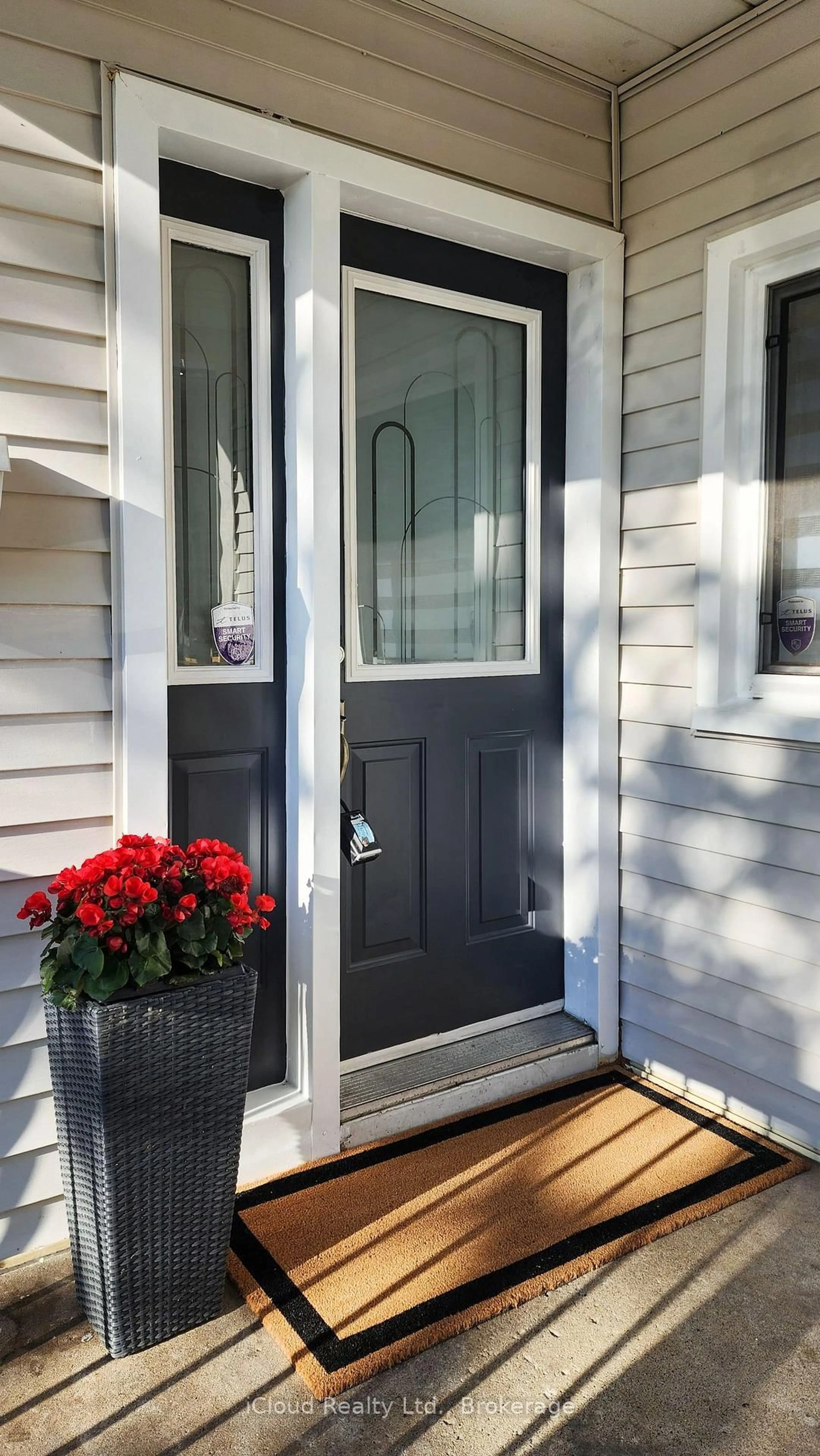 Indoor entryway for 294 Fairfield Ave, Hamilton Ontario L8H 5H6