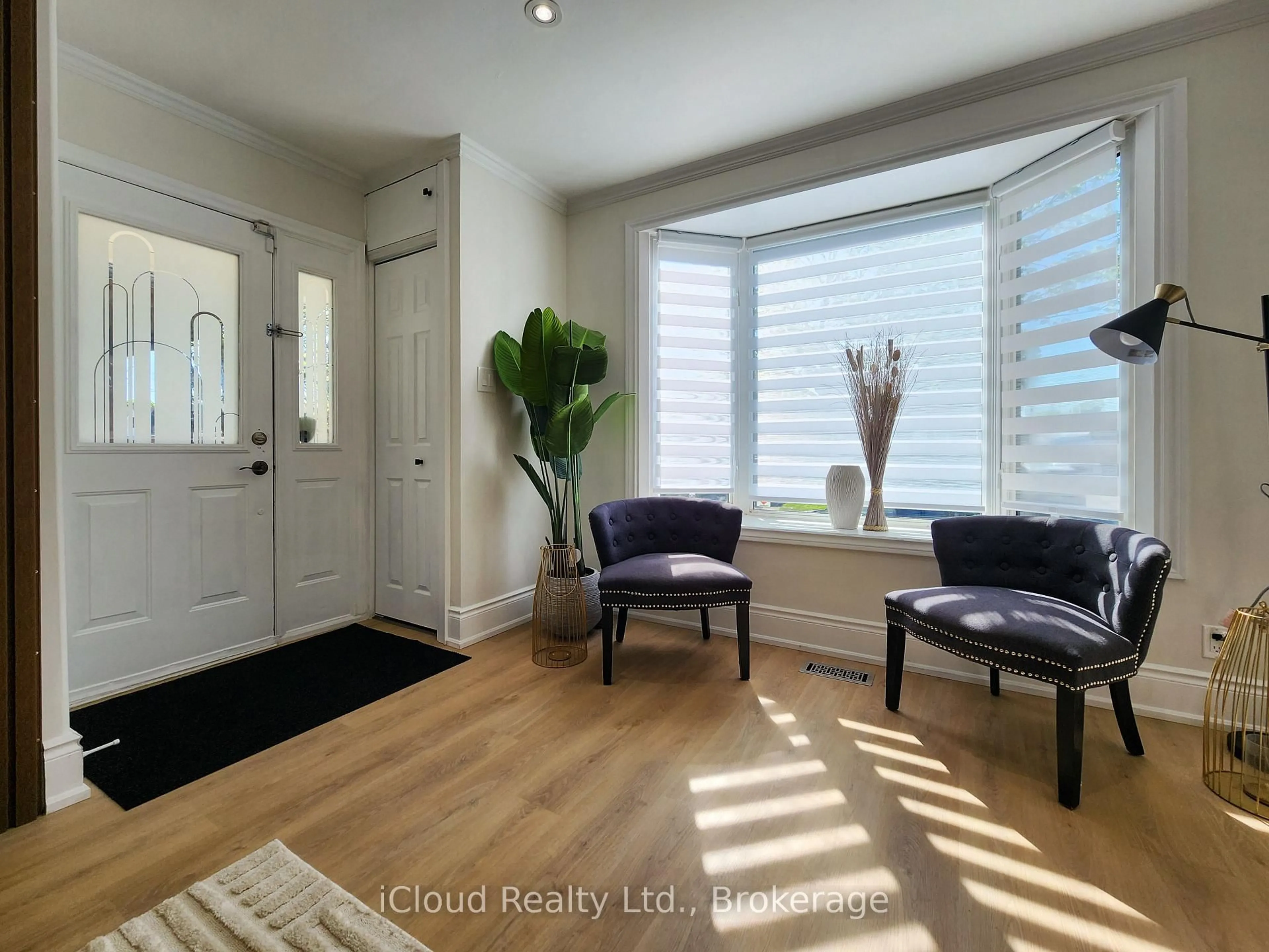 Indoor entryway for 294 Fairfield Ave, Hamilton Ontario L8H 5H6