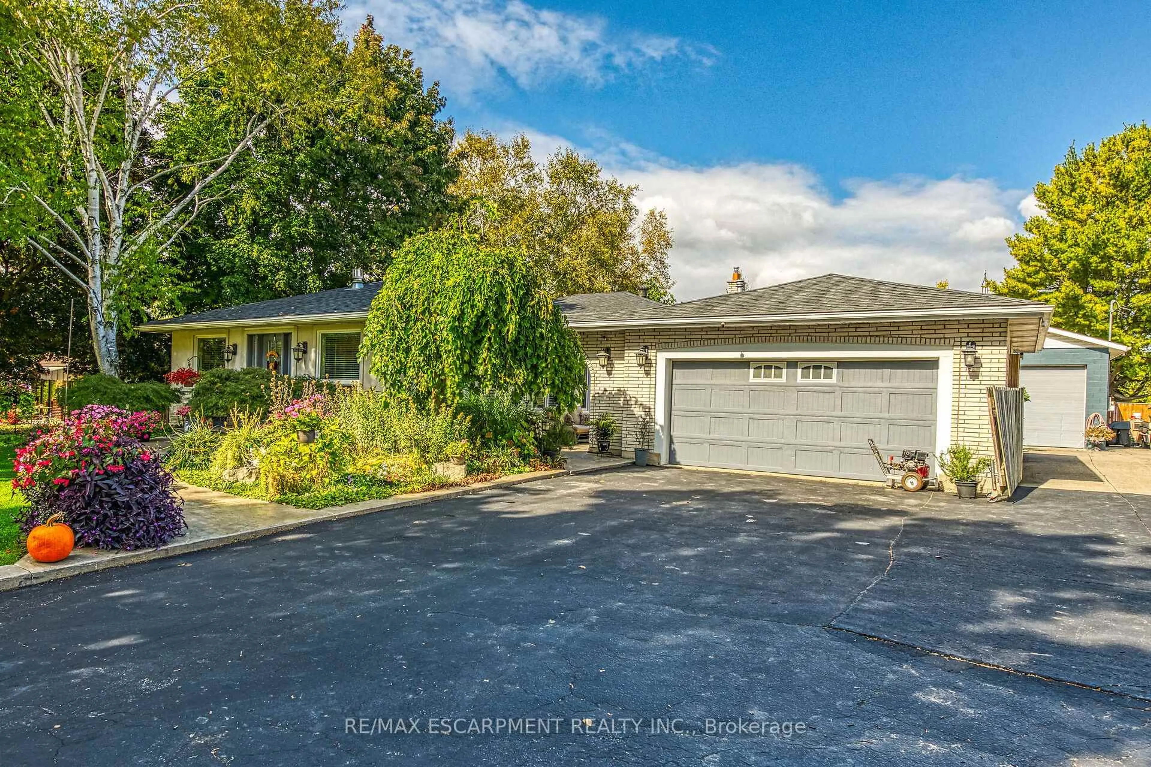A pic from outside/outdoor area/front of a property/back of a property/a pic from drone, street for 477 Lynden Rd, Brantford Ontario N3T 5M1