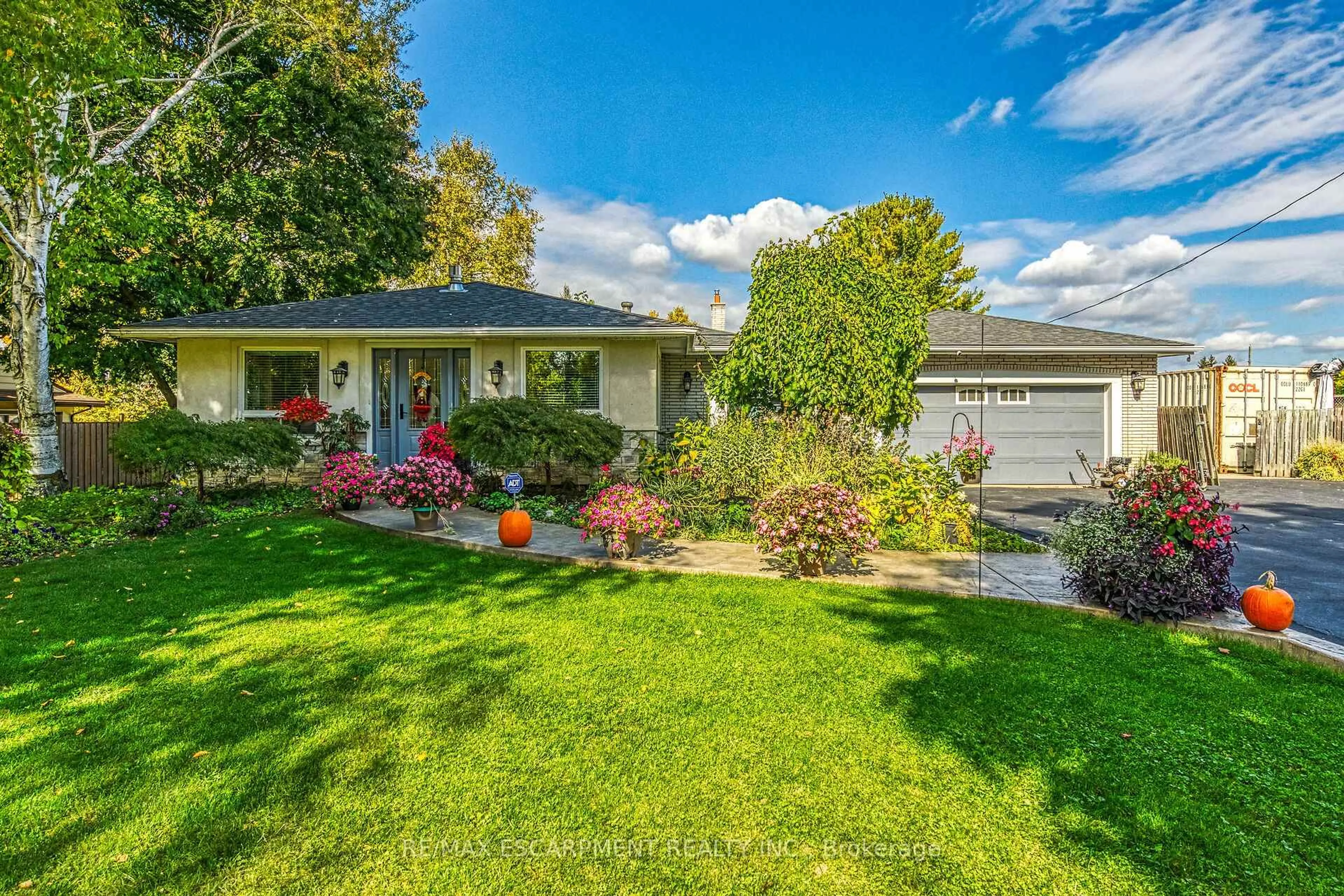 A pic from outside/outdoor area/front of a property/back of a property/a pic from drone, street for 477 Lynden Rd, Brantford Ontario N3T 5M1