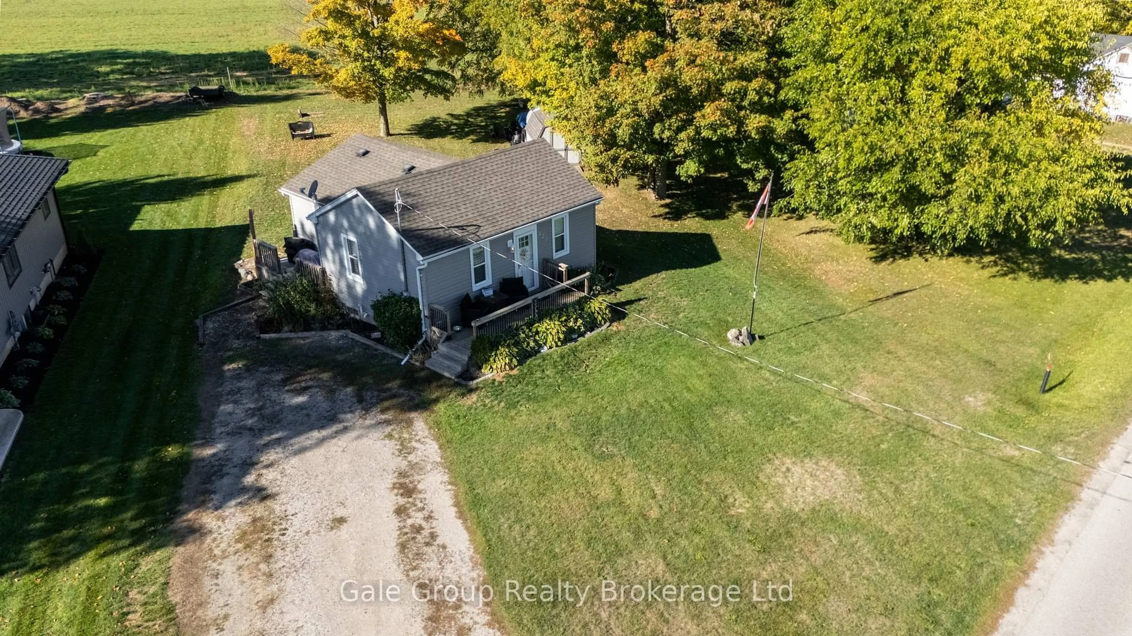 A pic from outside/outdoor area/front of a property/back of a property/a pic from drone, unknown for 128 DOVER St, Norwich Ontario N4S 3M1
