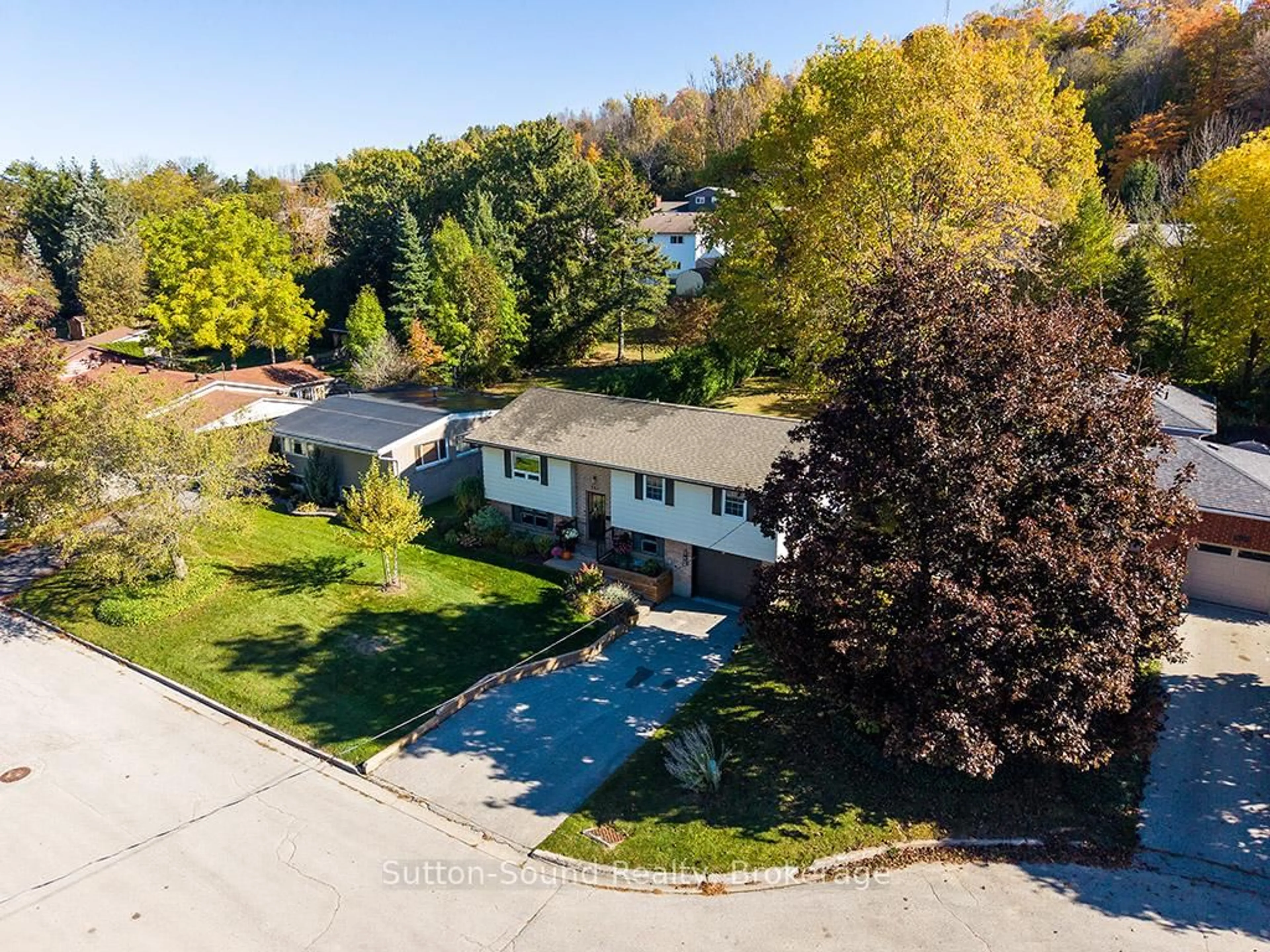 A pic from outside/outdoor area/front of a property/back of a property/a pic from drone, unknown for 305 8TH Ave, Owen Sound Ontario N4K 3A3