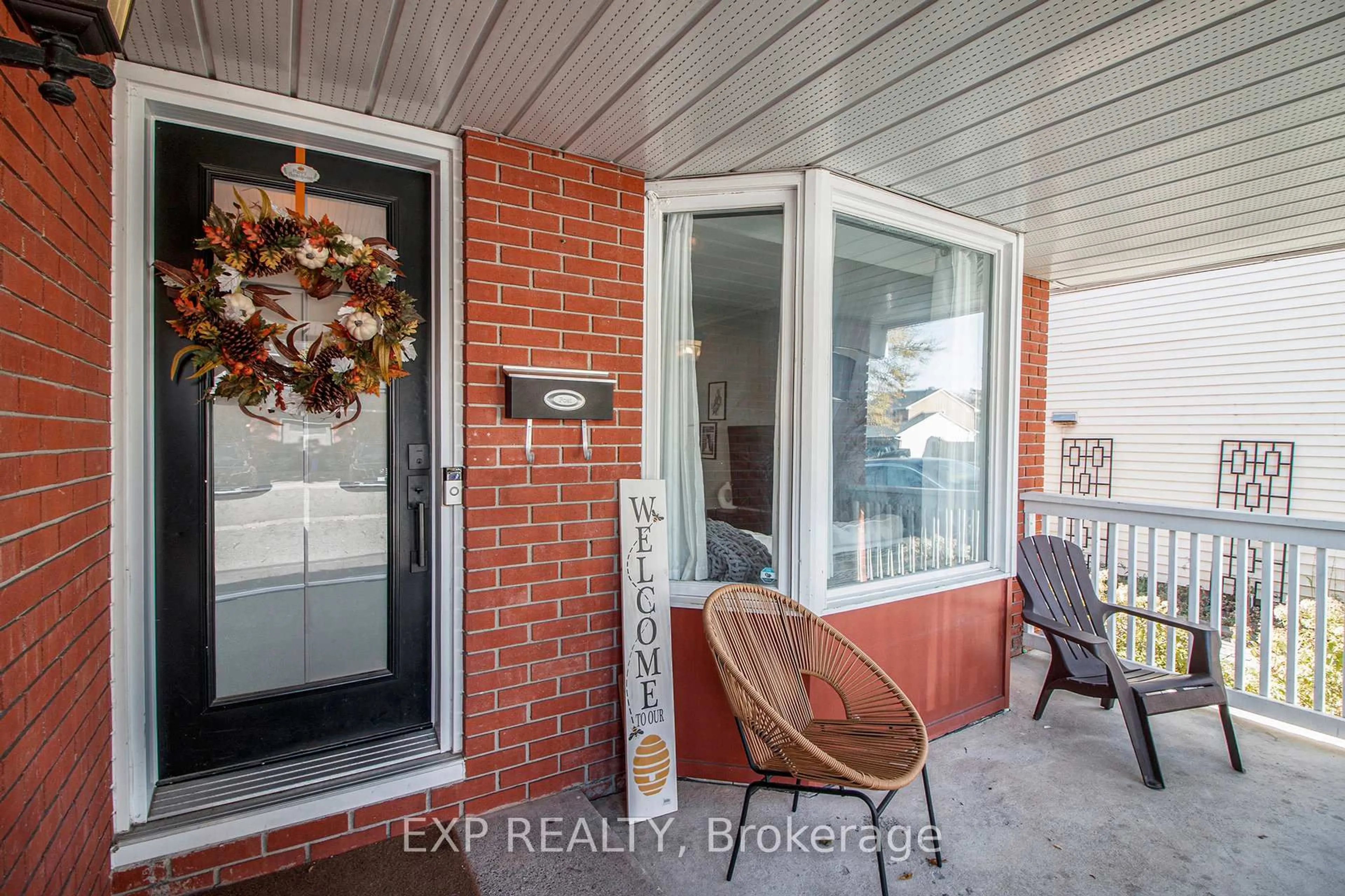 Indoor entryway for 1105 Taffy Lane, Orleans Ontario K1C 1Y4