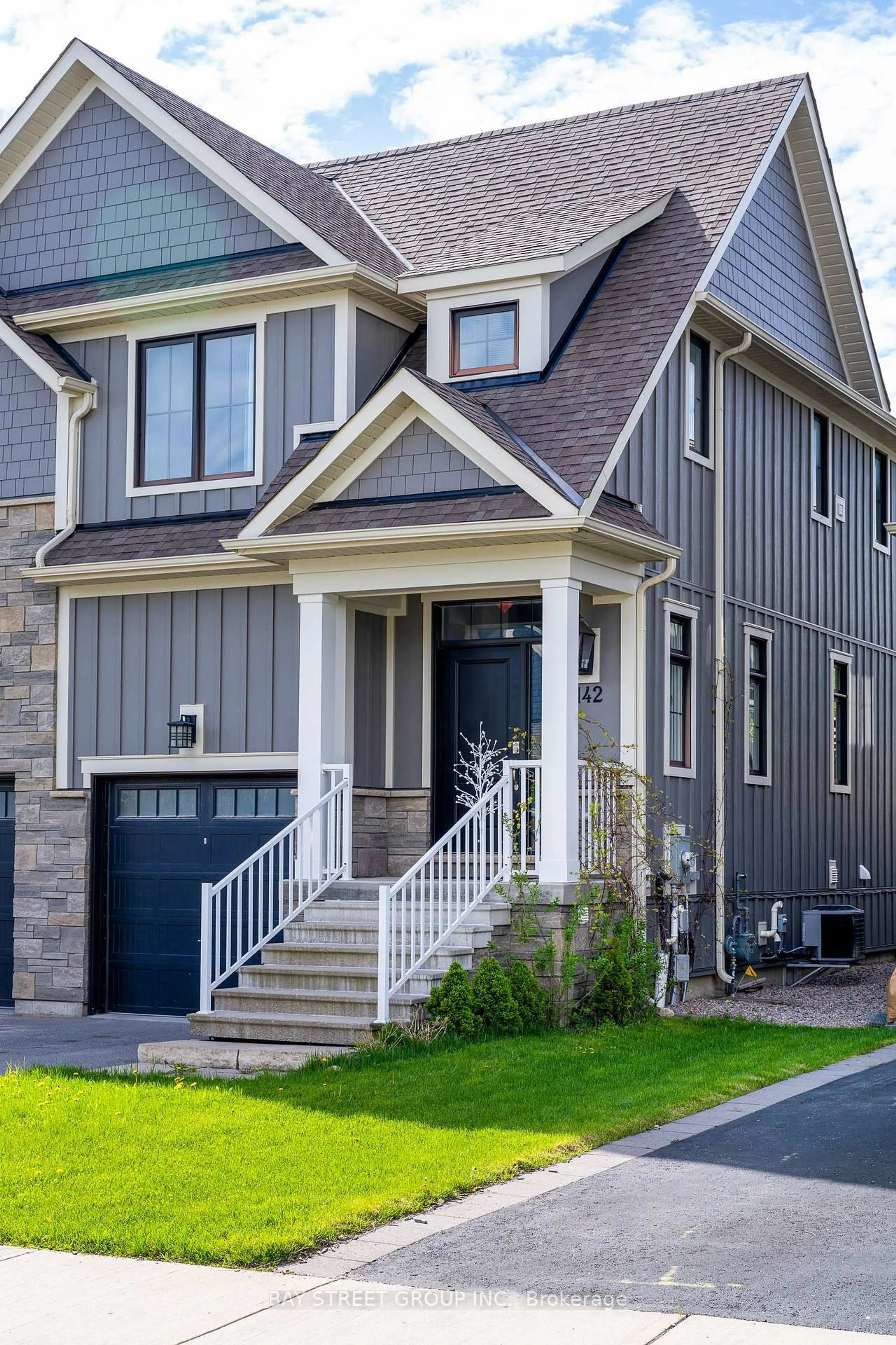 Home with vinyl exterior material, street for 142 yellow birch Cres, Blue Mountains Ontario L9Y 0R4