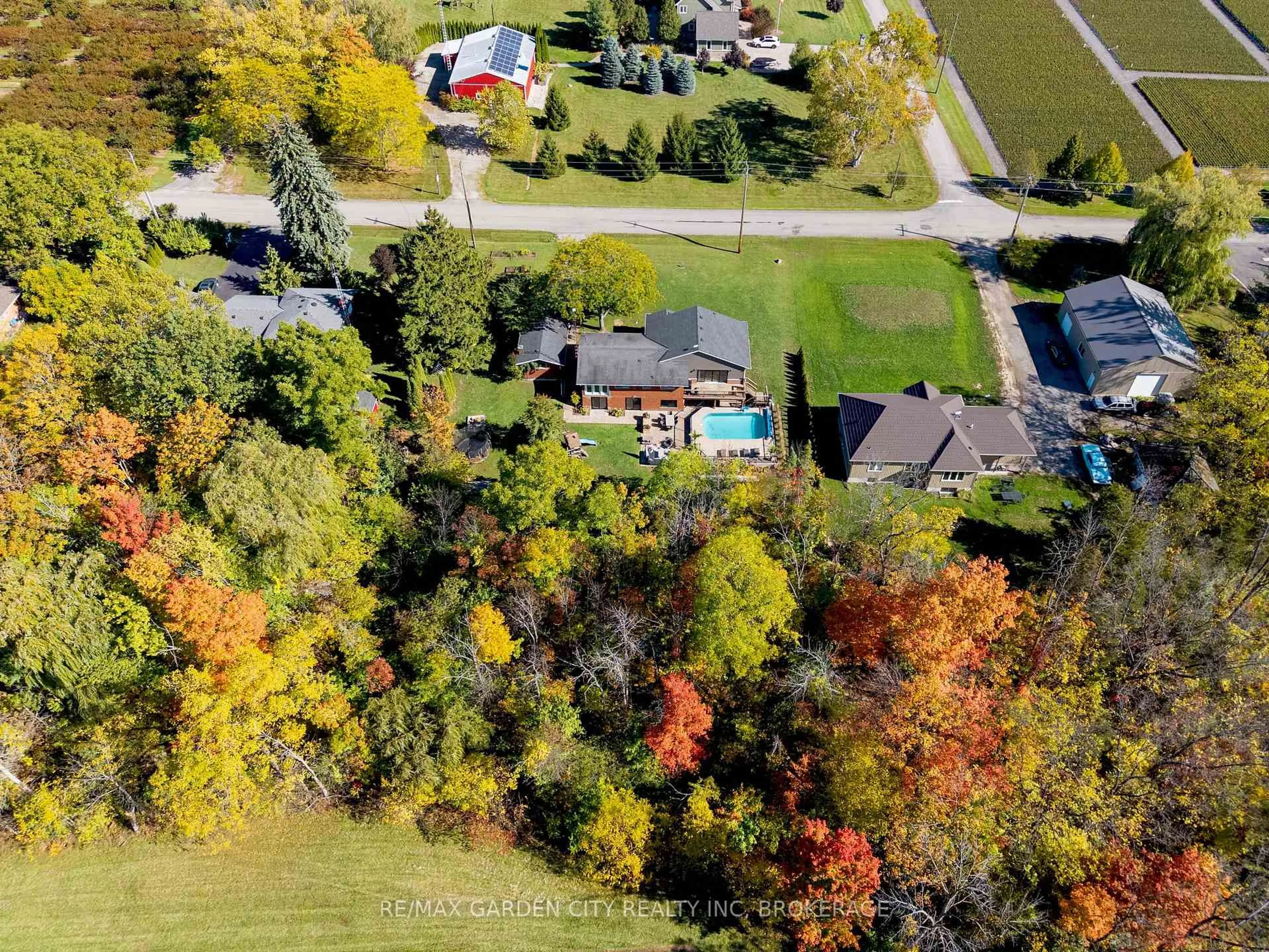 A pic from outside/outdoor area/front of a property/back of a property/a pic from drone, street for 4110 13th St, Lincoln Ontario L0R 1S0