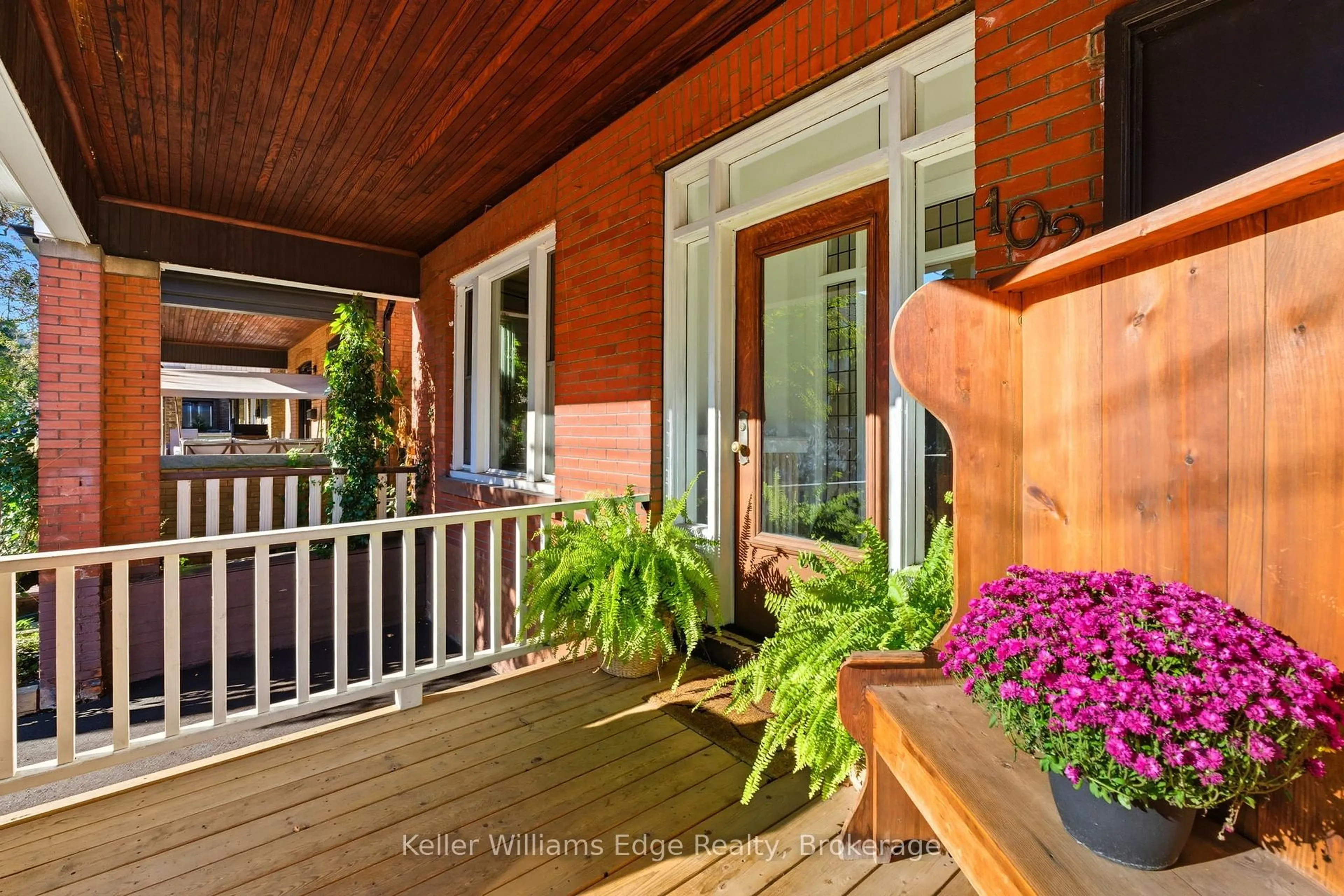 Indoor entryway for 102 Spadina Ave, Hamilton Ontario L8M 2X3