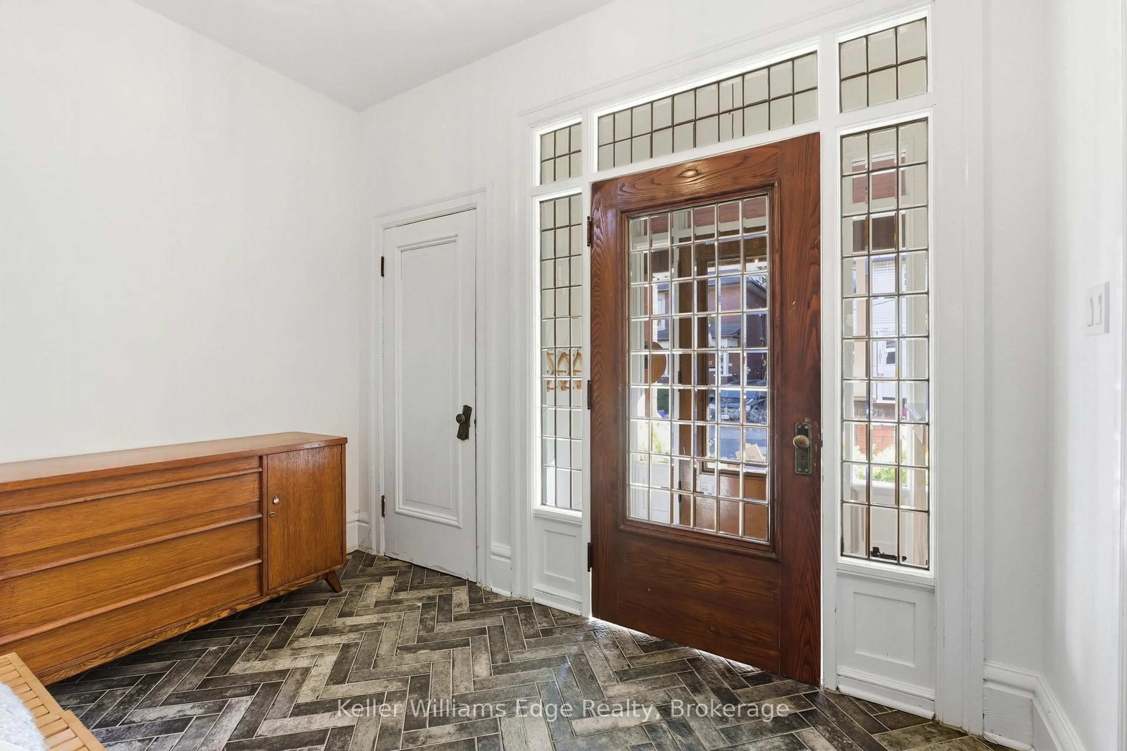 Indoor foyer for 102 Spadina Ave, Hamilton Ontario L8M 2X3