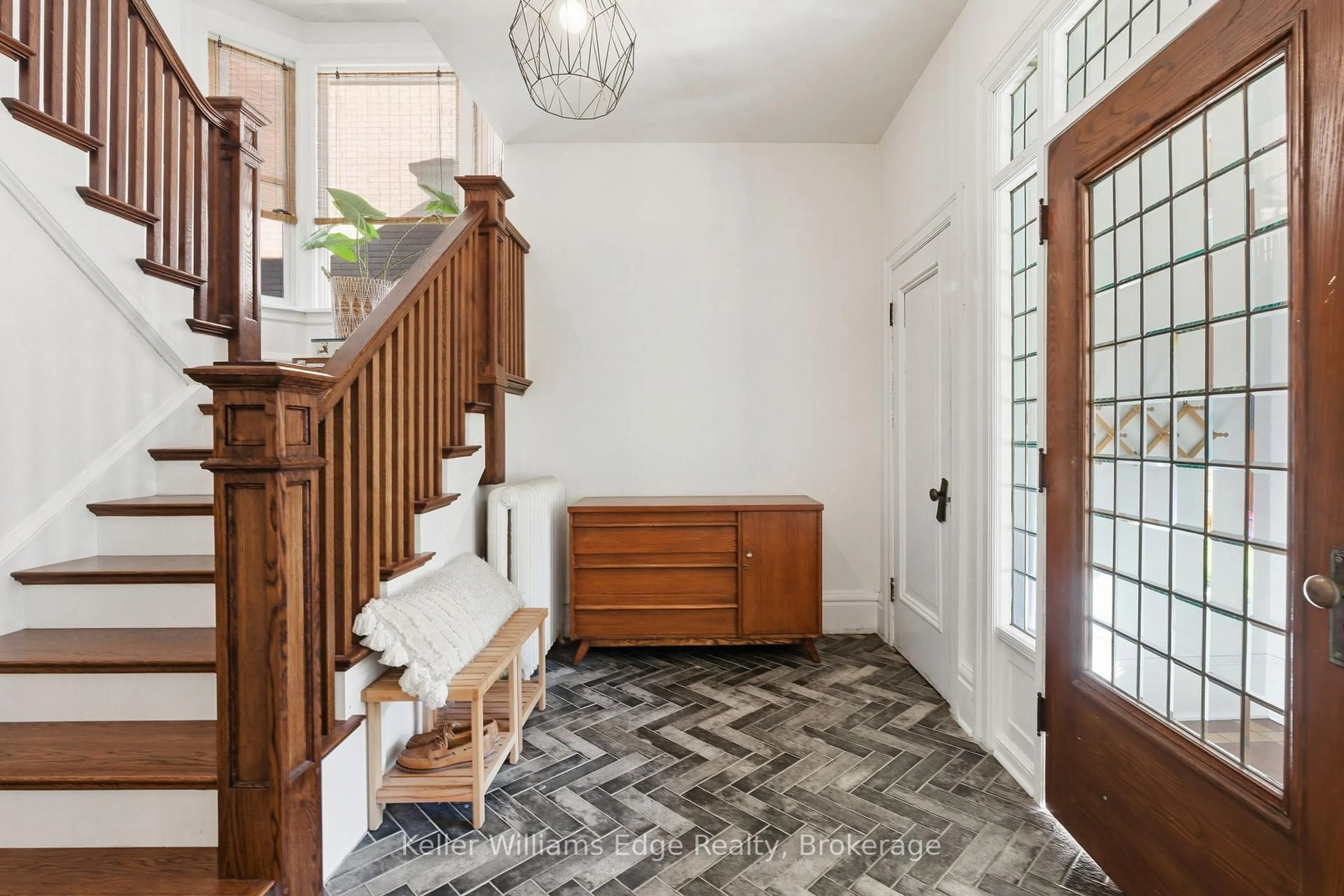 Indoor entryway for 102 Spadina Ave, Hamilton Ontario L8M 2X3