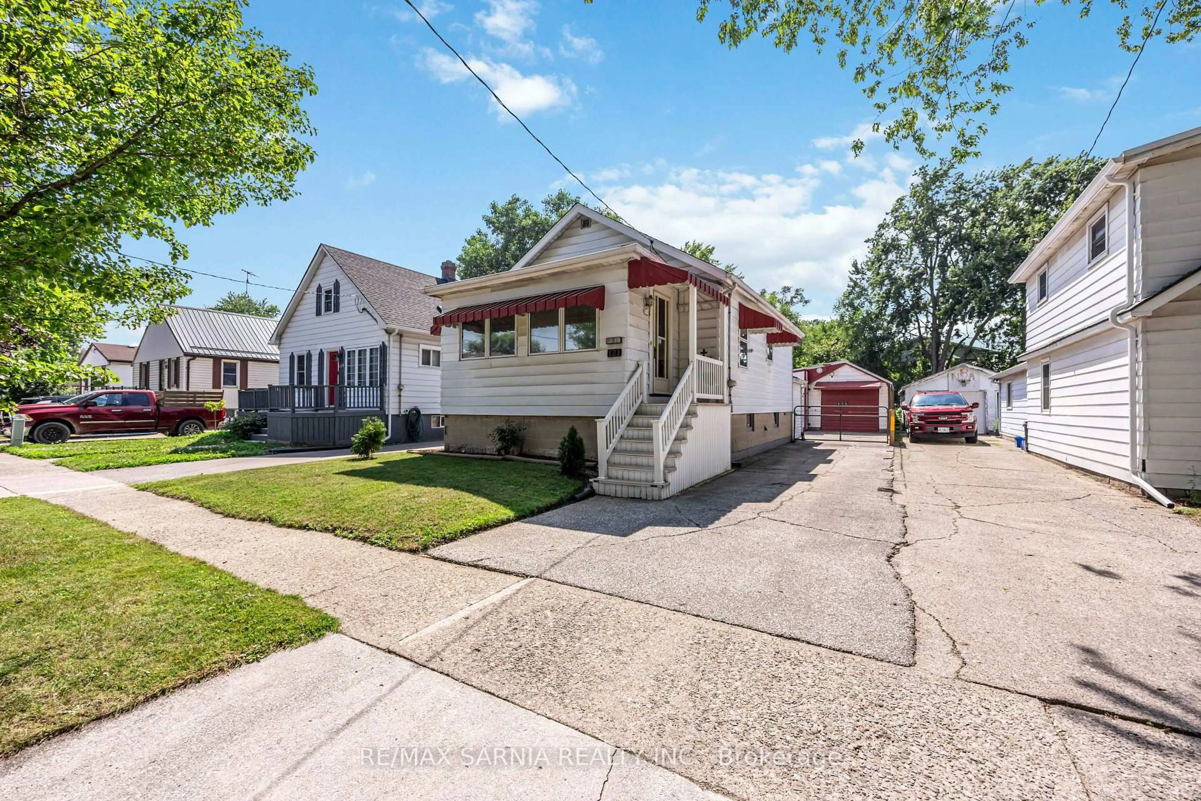 A pic from outside/outdoor area/front of a property/back of a property/a pic from drone, street for 121 Whitmore Ave, Sarnia Ontario N7T 3T3
