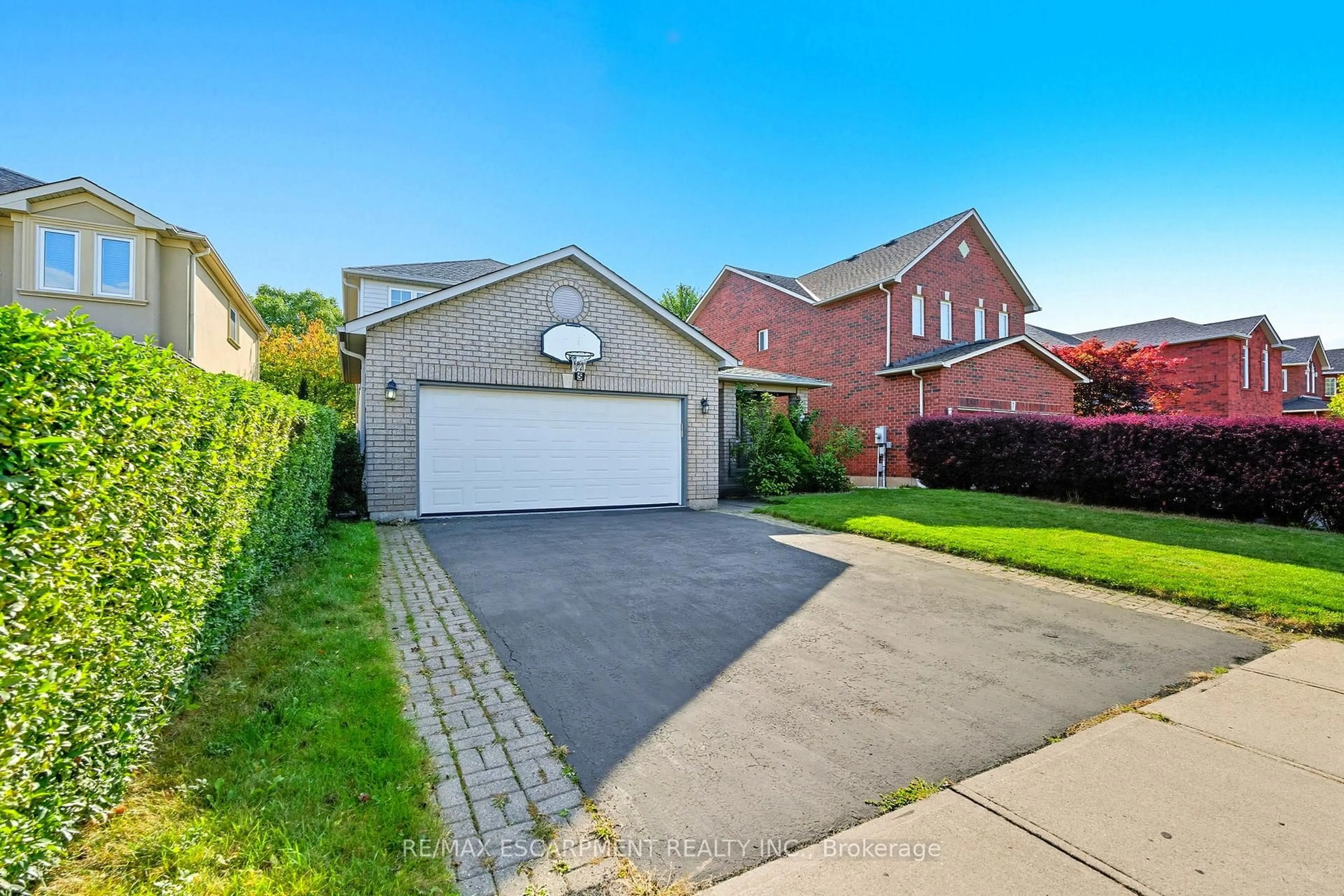 A pic from outside/outdoor area/front of a property/back of a property/a pic from drone, street for 5 Chesapeake Dr, Hamilton Ontario L8B 0H7