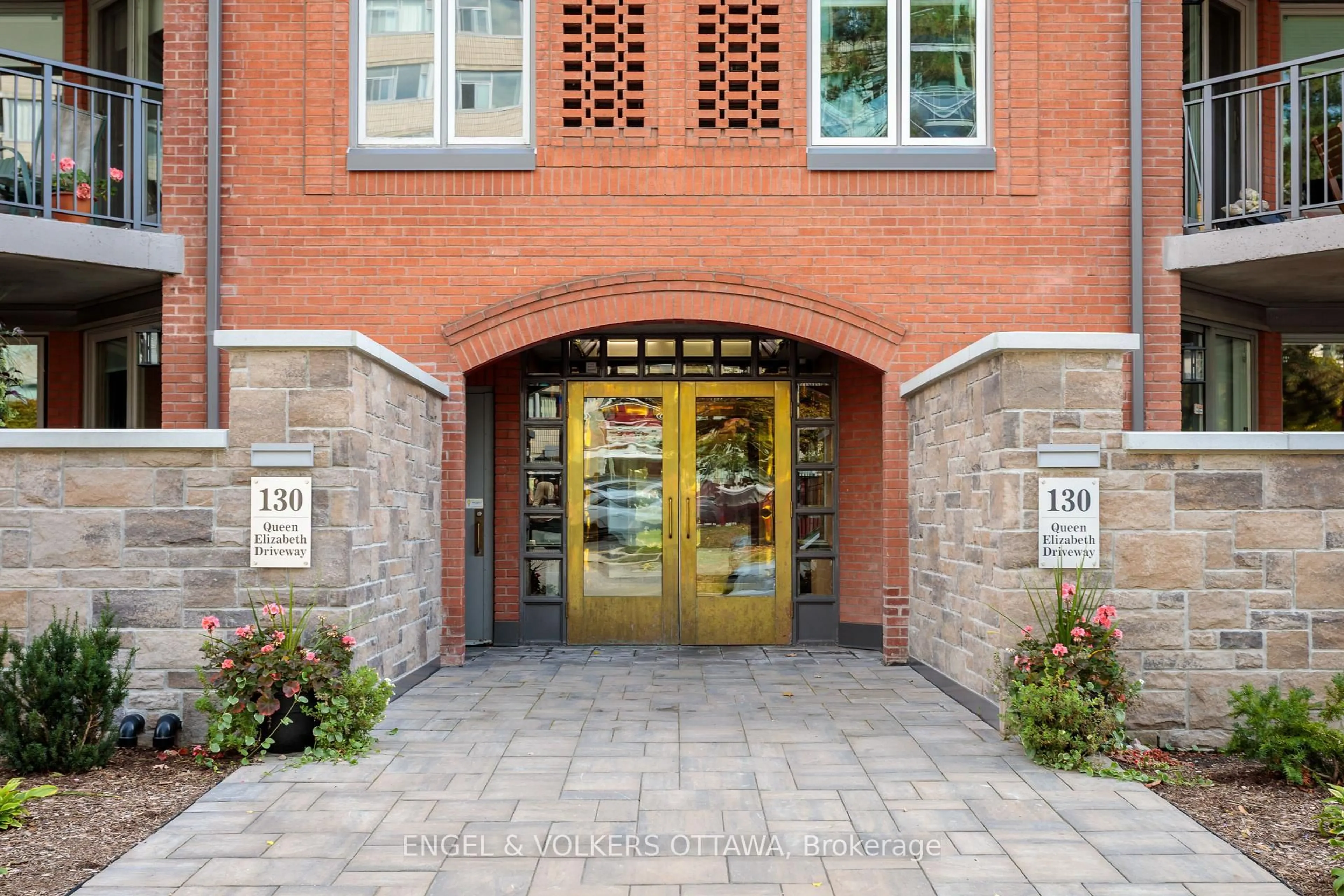 Indoor foyer for 130 Queen Elizabeth Dr #102, Ottawa Ontario K2P 1E6