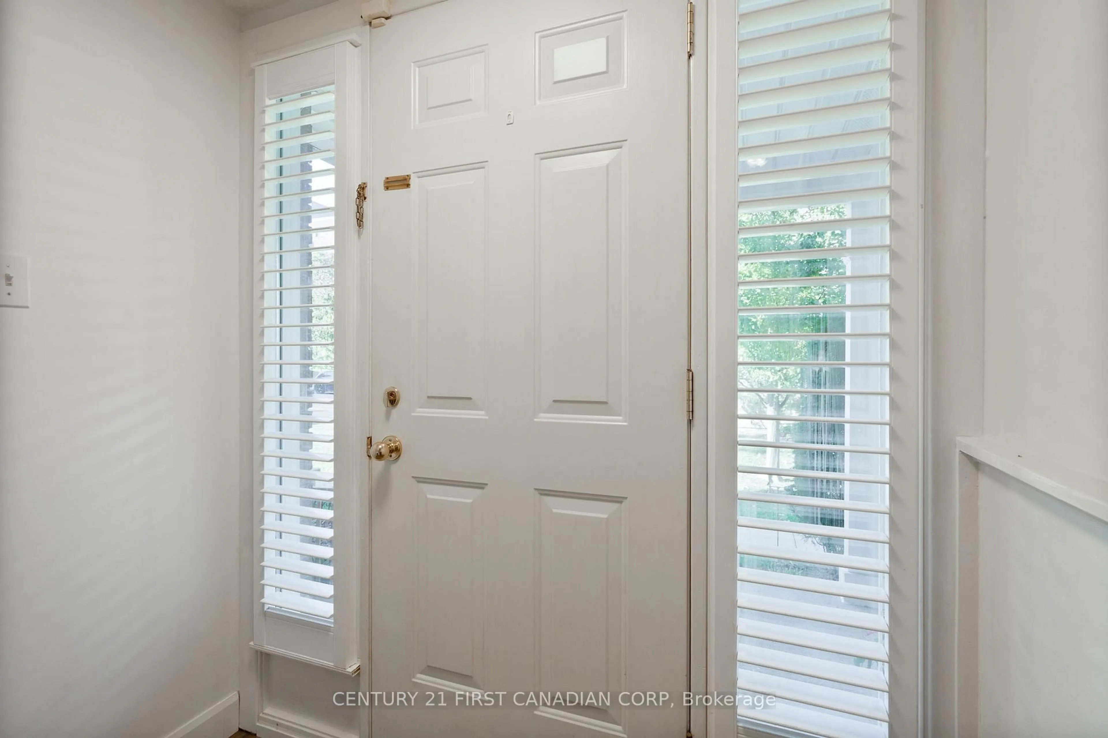 Indoor entryway for 176 Gardenwood Dr, London South Ontario N6J 3Z9