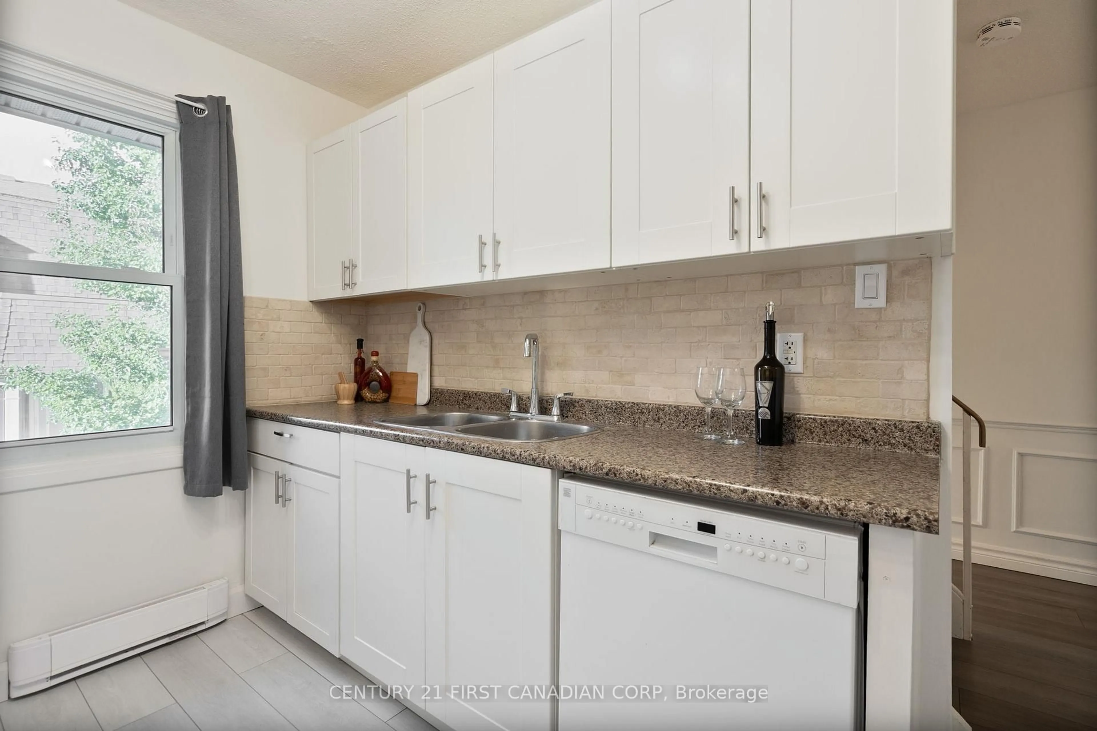 Standard kitchen, ceramic/tile floor for 176 Gardenwood Dr, London South Ontario N6J 3Z9