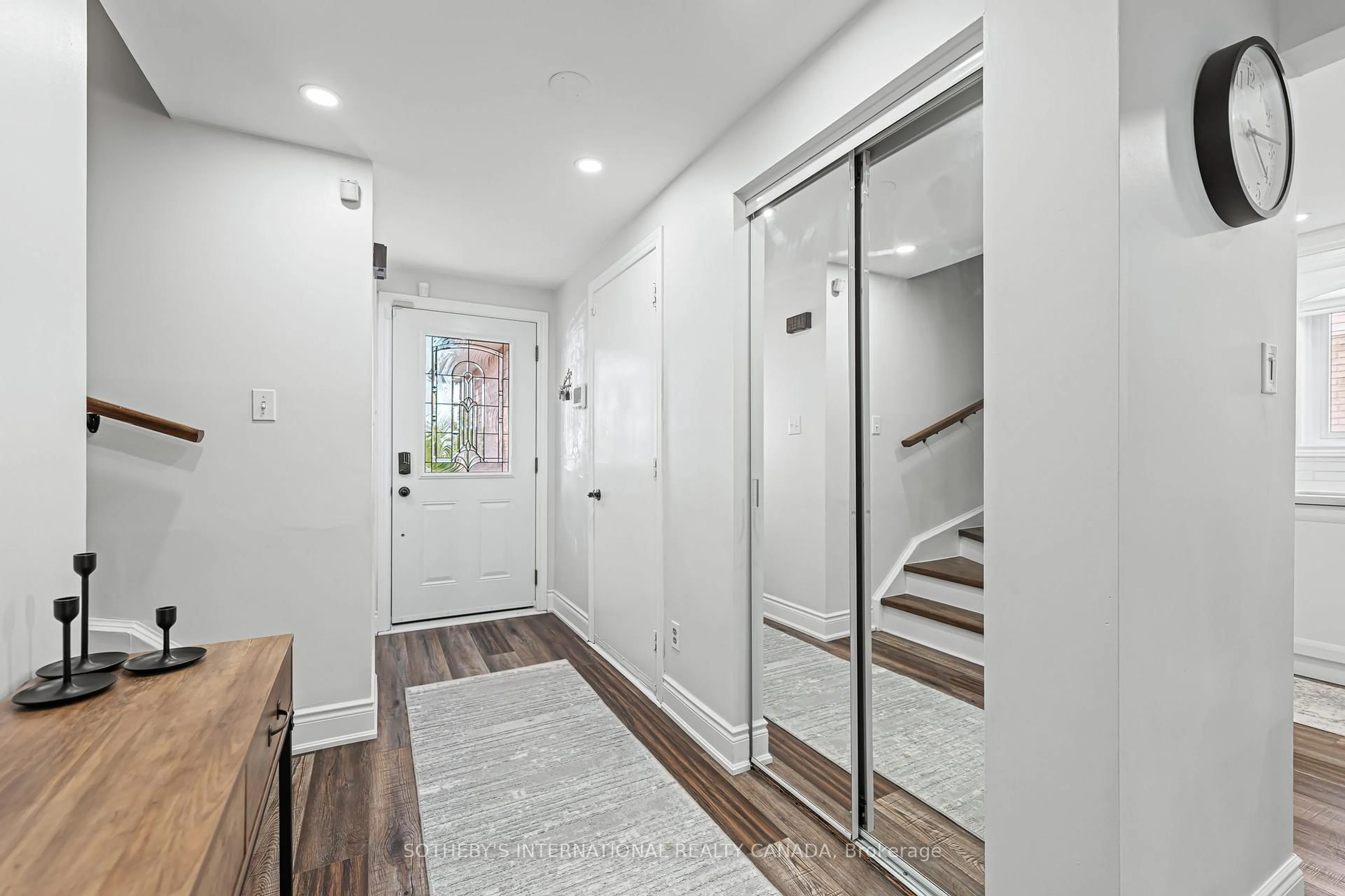 Indoor entryway for 64 Glenbrook Cres, Cambridge Ontario N1R 7Z2