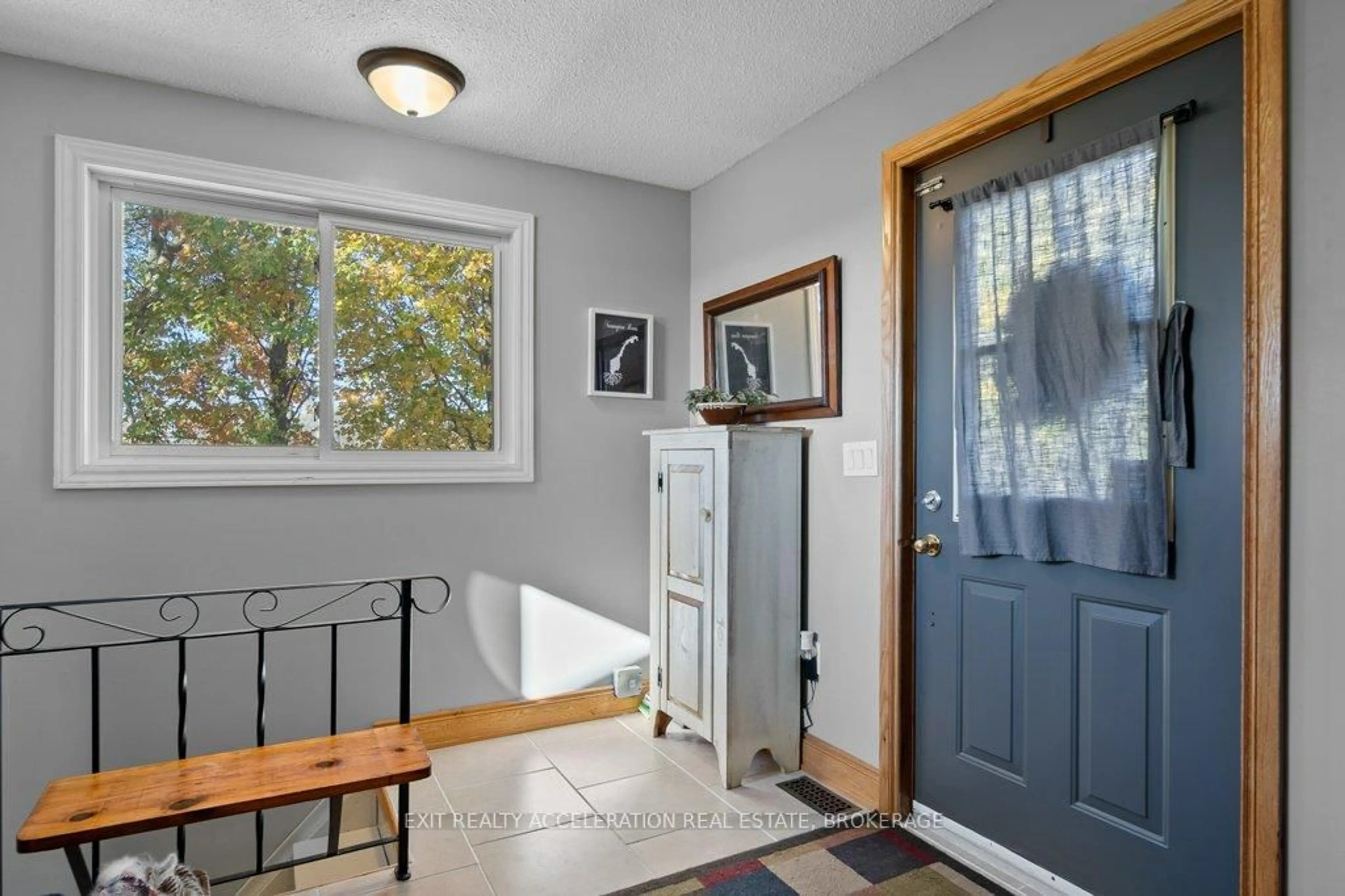 Indoor entryway for 2346 County Road 22, Bath Ontario K0H 1G0