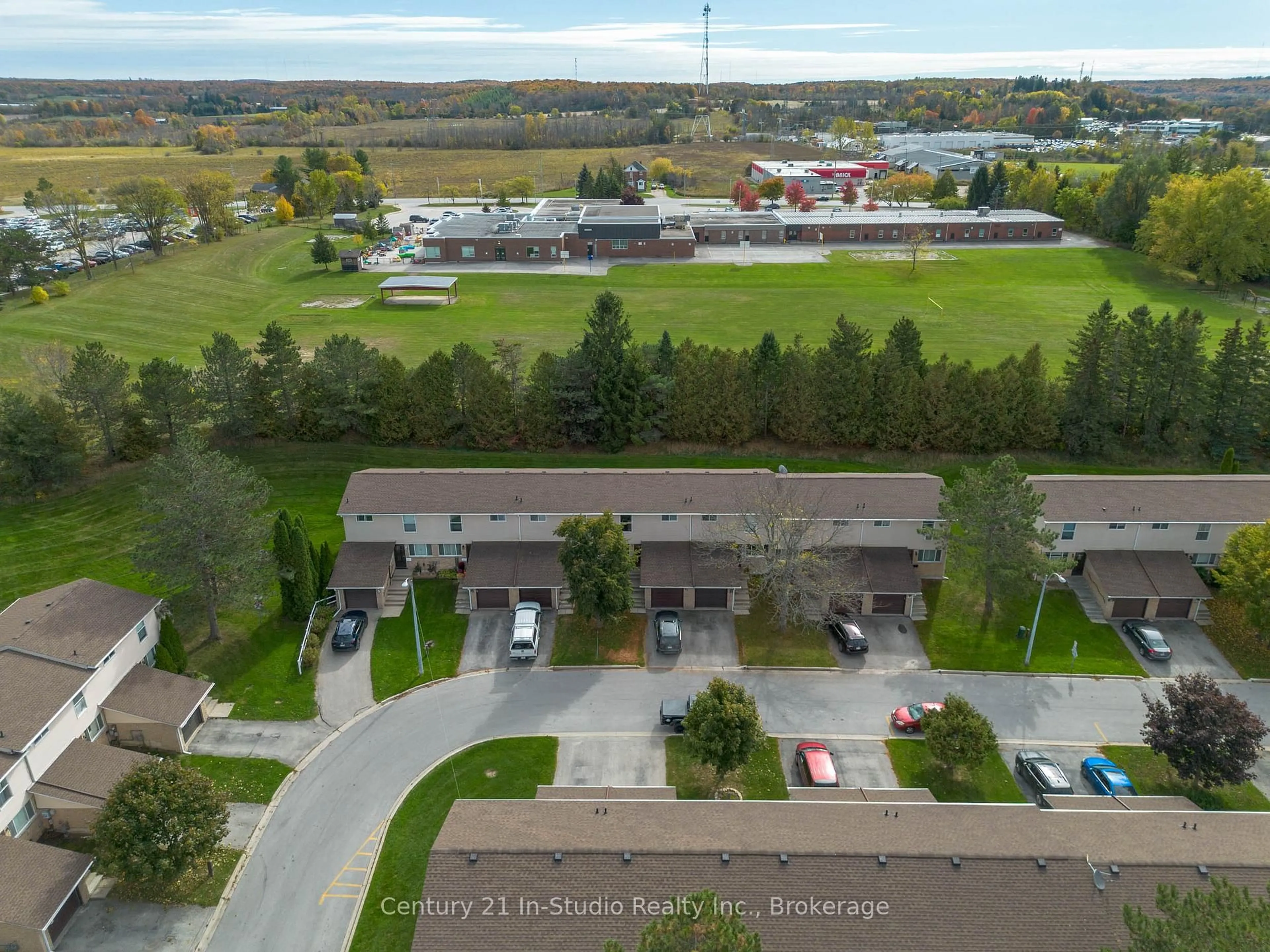 A pic from outside/outdoor area/front of a property/back of a property/a pic from drone, street for 86 Laurie Cres #86, Owen Sound Ontario N4K 6C3