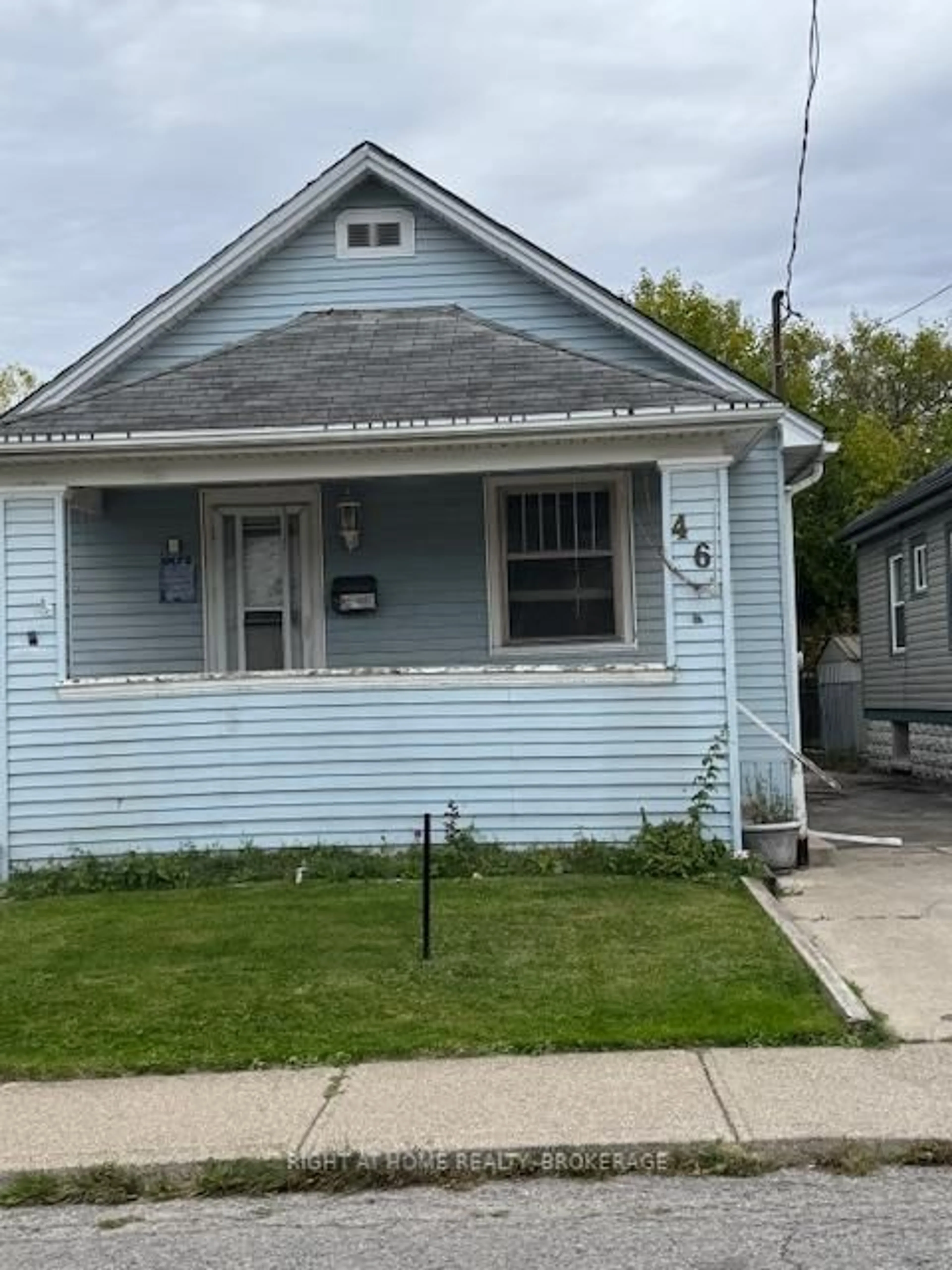 Home with vinyl exterior material, street for 46 Richmond Ave, St. Catharines Ontario L2R 3W7
