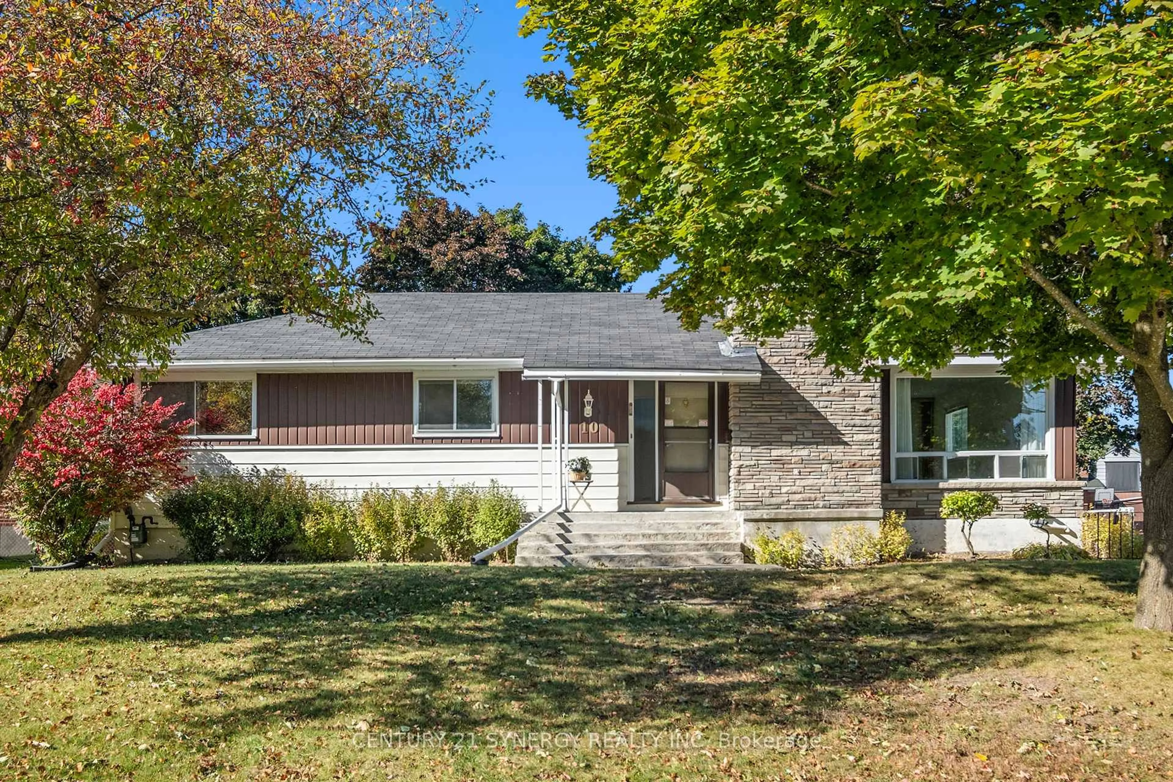 Home with vinyl exterior material, street for 10 Florence St, Smiths Falls Ontario K7A 4A3