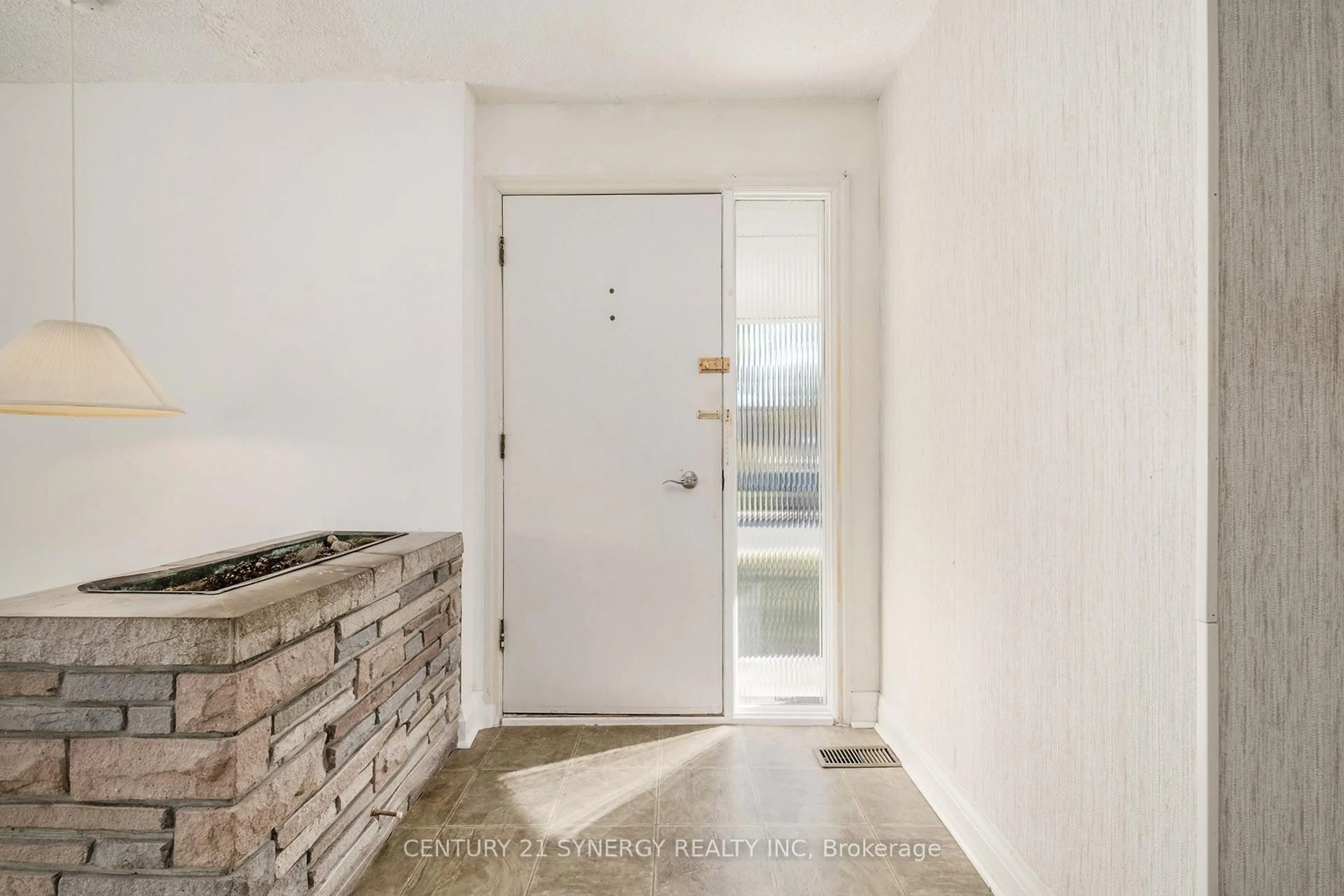 Indoor entryway for 10 Florence St, Smiths Falls Ontario K7A 4A3
