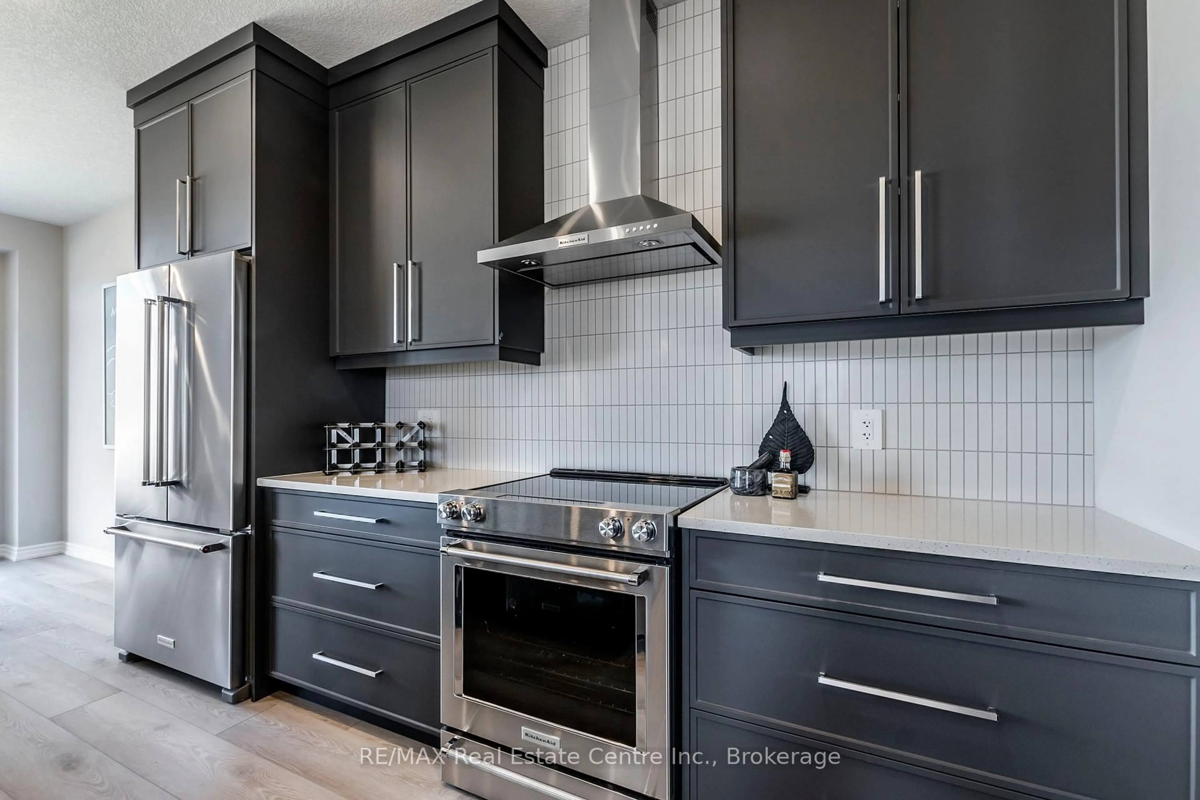 Contemporary kitchen, unknown for 119 Langridge Way, Cambridge Ontario N1S 5B9