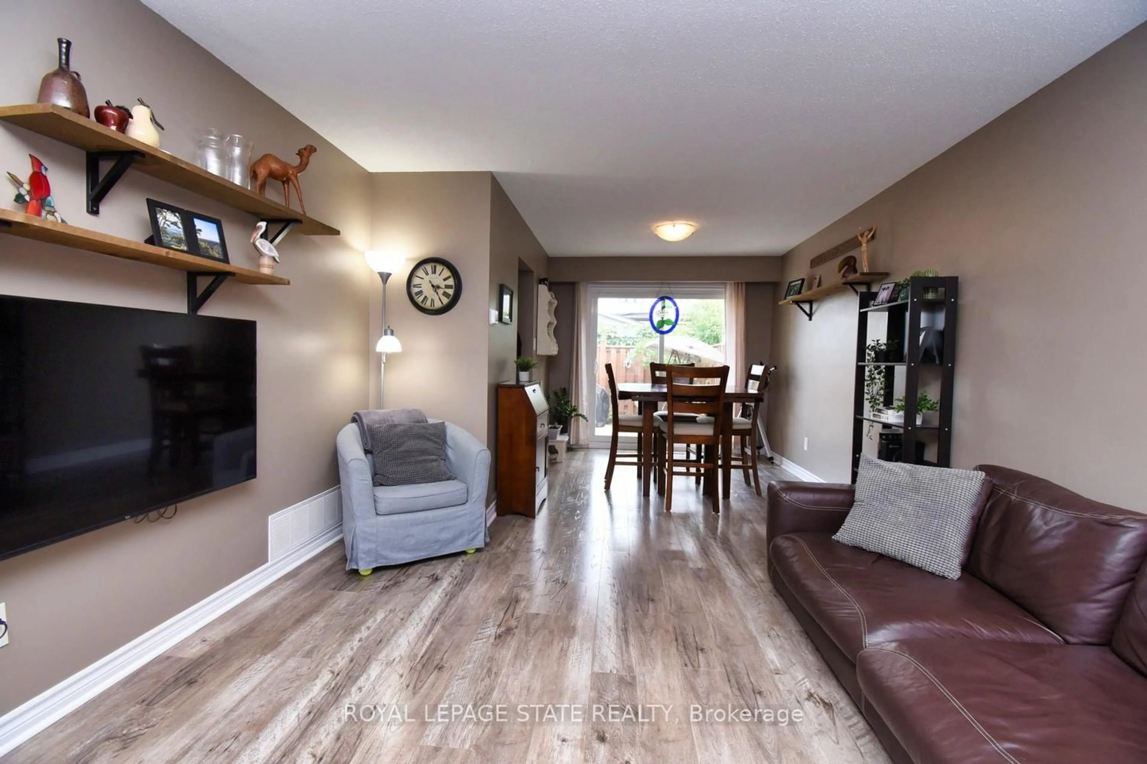 Living room with furniture, wood/laminate floor for 150 Gateshead Cres #122, Hamilton Ontario L8G 4A7