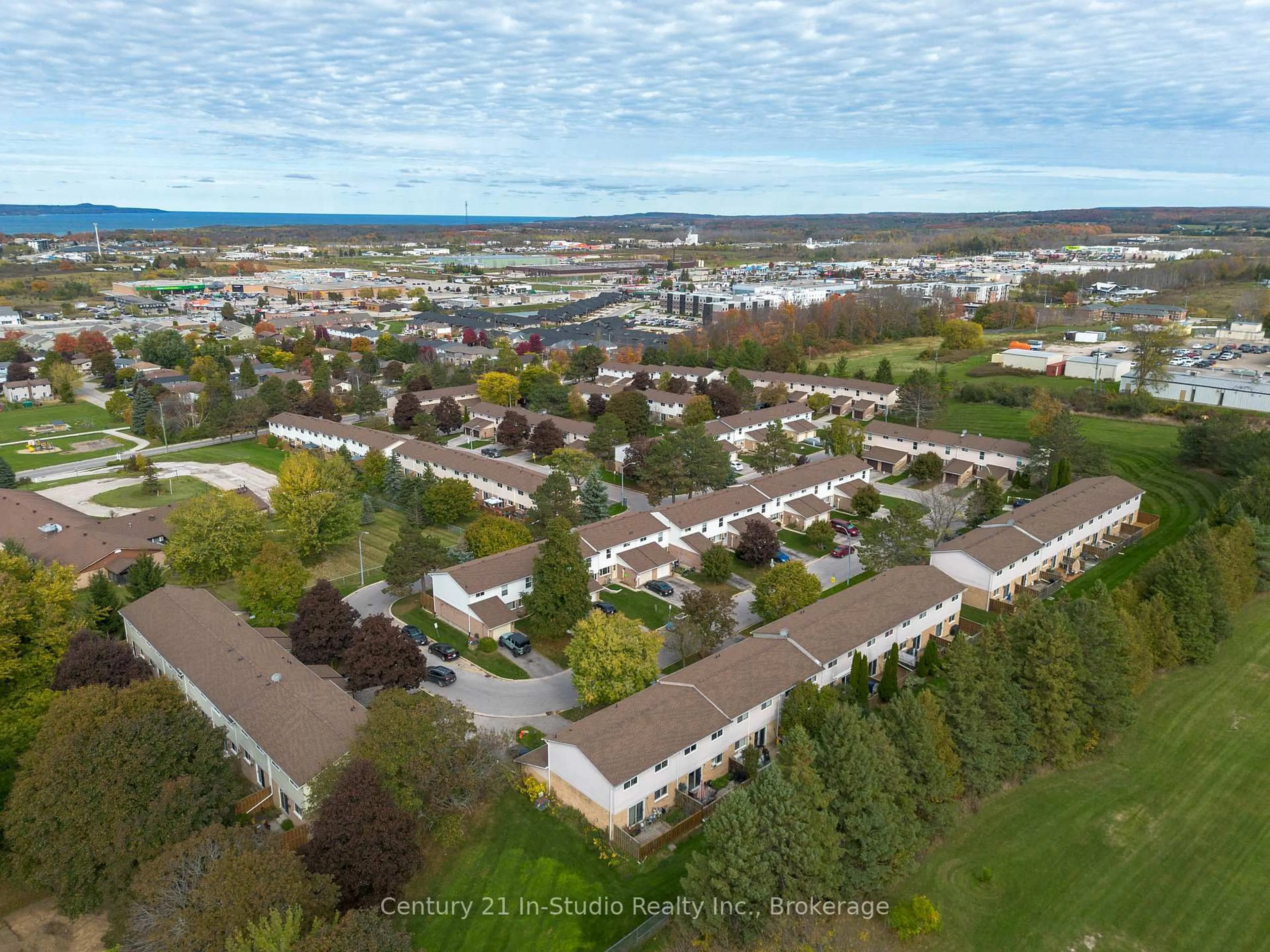 A pic from outside/outdoor area/front of a property/back of a property/a pic from drone, city buildings view from balcony for 62 Laurie Cres #62, Owen Sound Ontario N4K 6C3