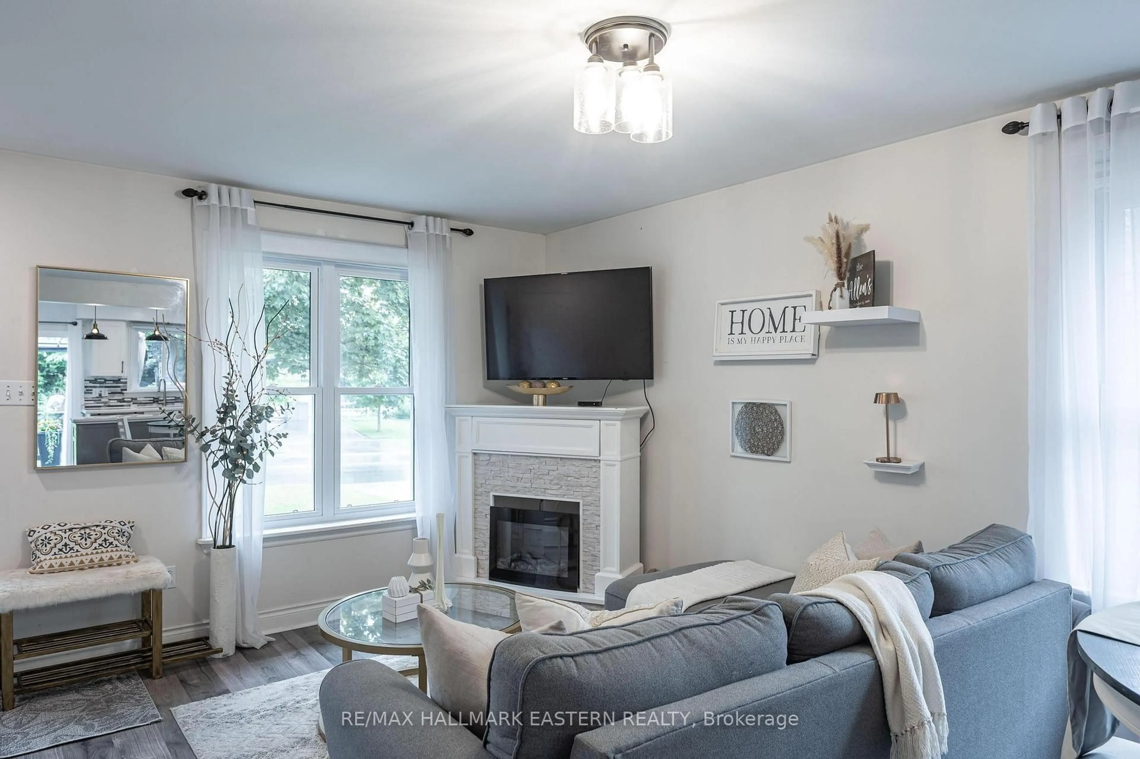 Living room with furniture, unknown for 297 Towerhill Rd, Peterborough North Ontario K9H 7N1