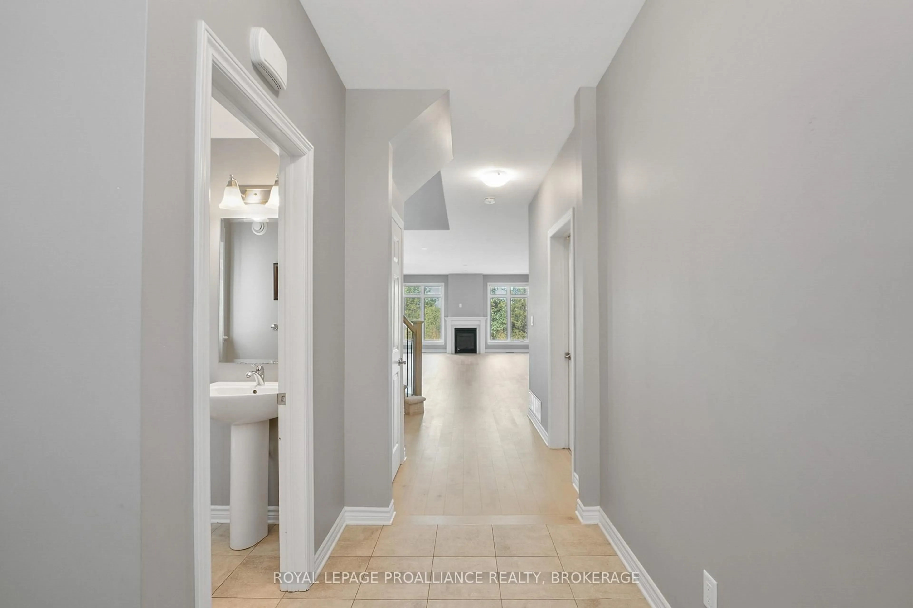 Indoor entryway for 1374 Monarch Dr, Kingston Ontario K7P 0S2