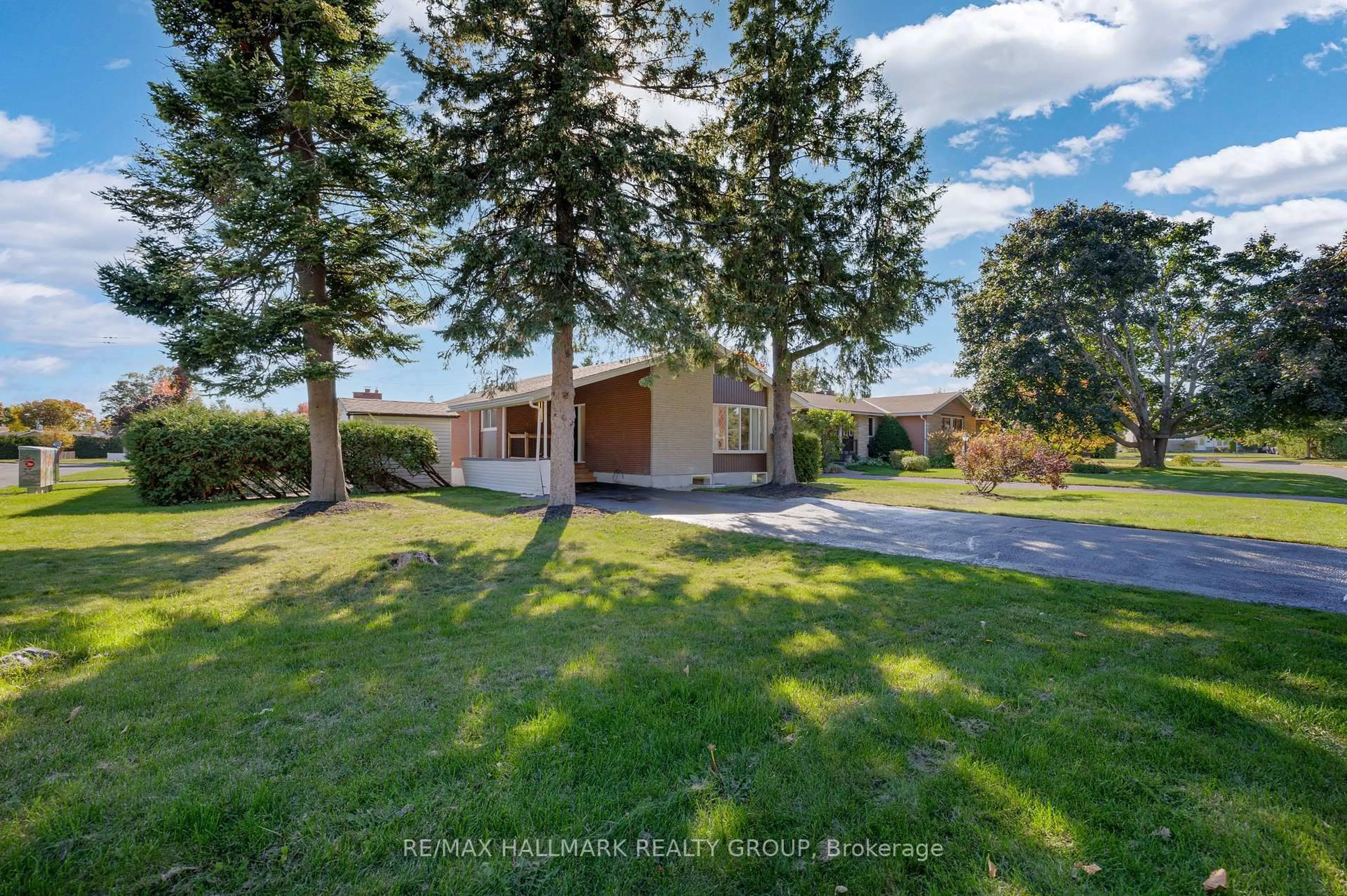A pic from outside/outdoor area/front of a property/back of a property/a pic from drone, water/lake/river/ocean view for 26 SPRING GARDEN Ave, Ottawa Ontario K2G 3B4