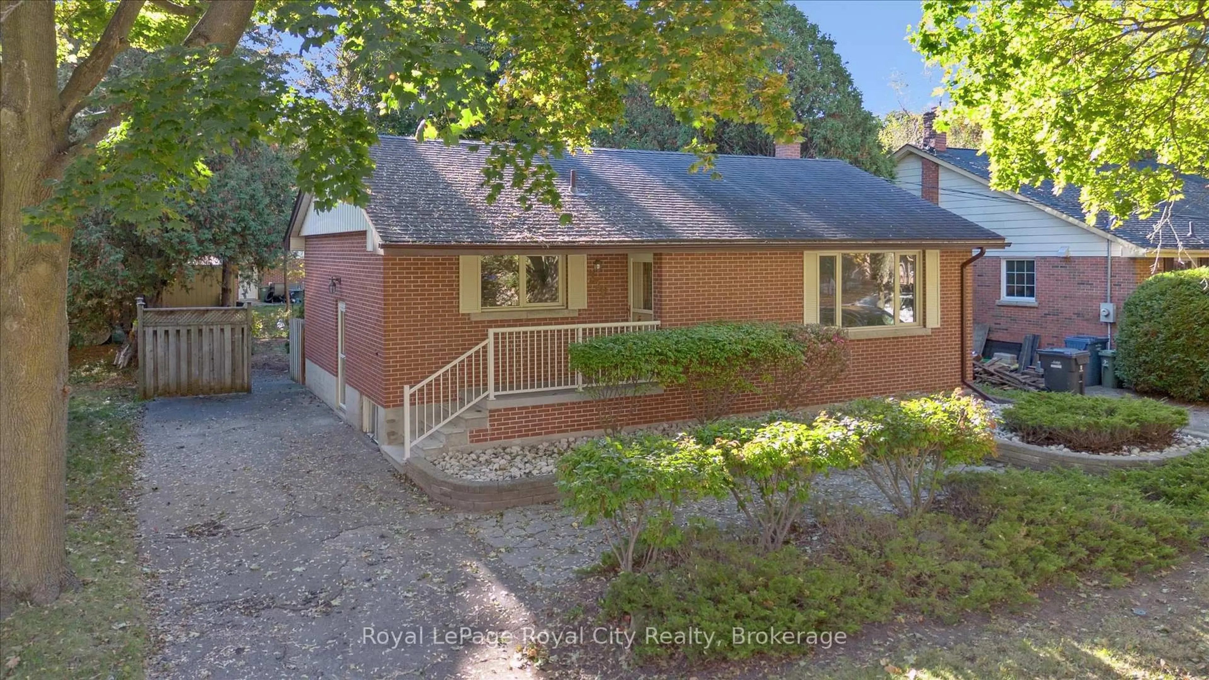 A pic from outside/outdoor area/front of a property/back of a property/a pic from drone, street for 228 Water St, Guelph Ontario N1G 1B2