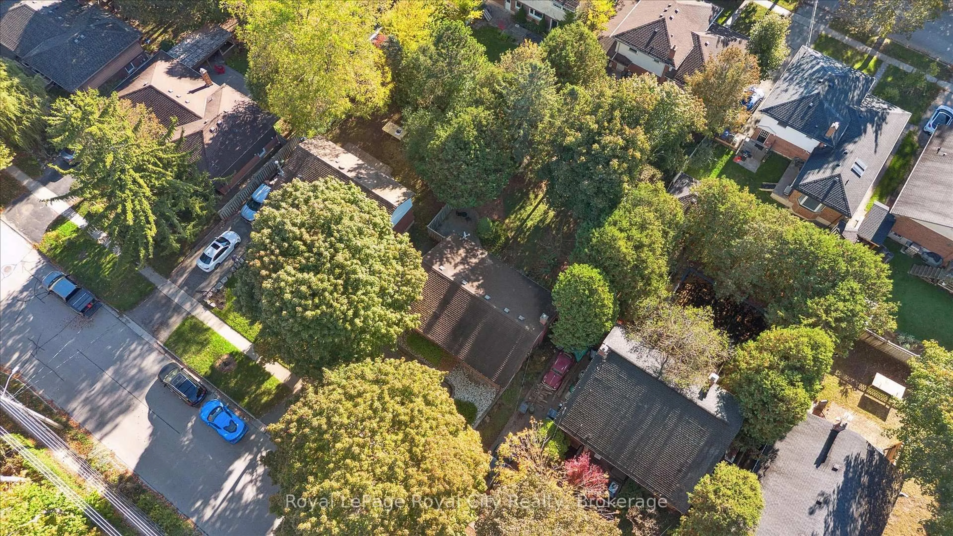A pic from outside/outdoor area/front of a property/back of a property/a pic from drone, street for 228 Water St, Guelph Ontario N1G 1B2