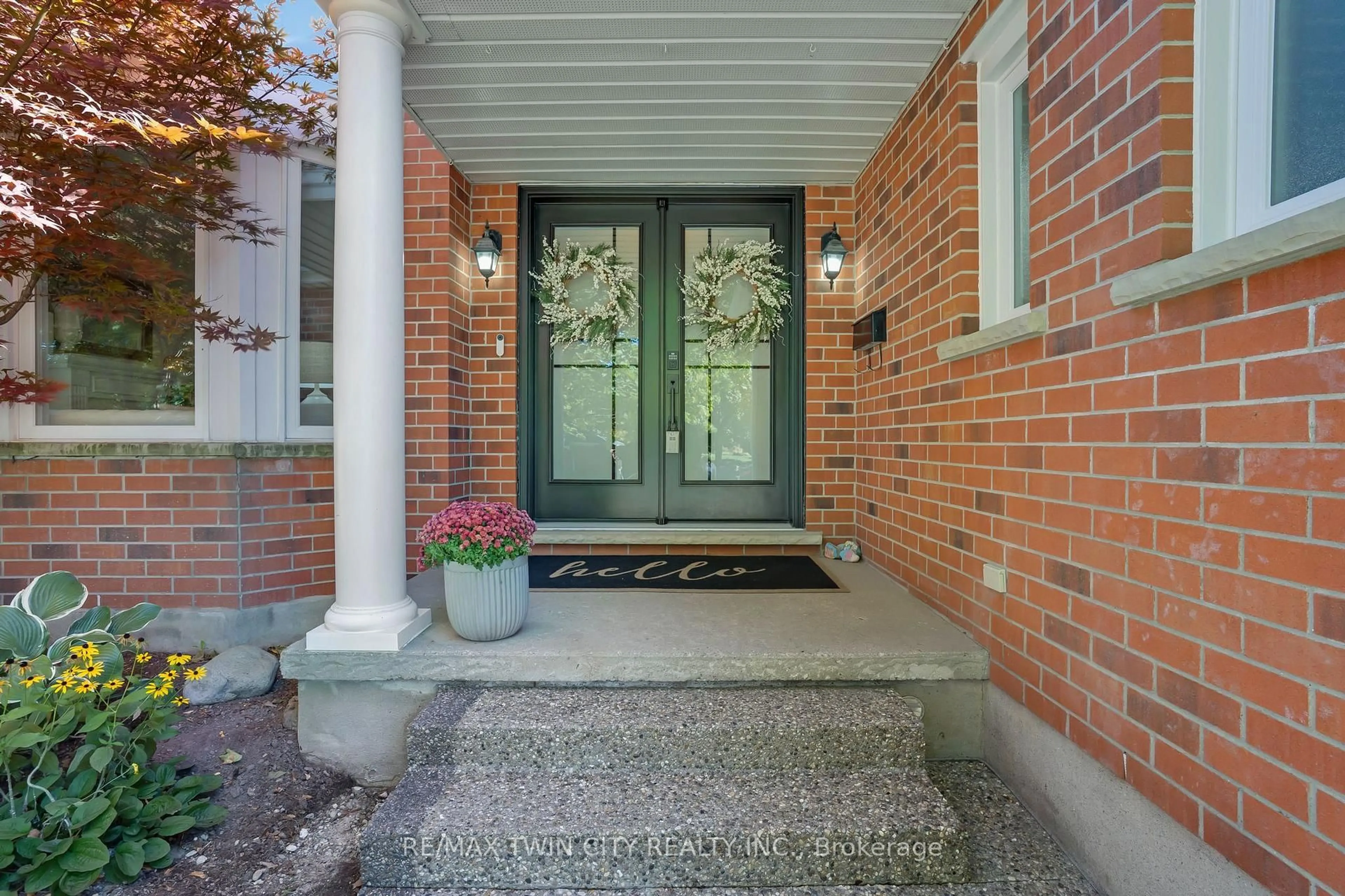 Indoor entryway for 328 Wyecroft Blvd, Waterloo Ontario N2T 2H3