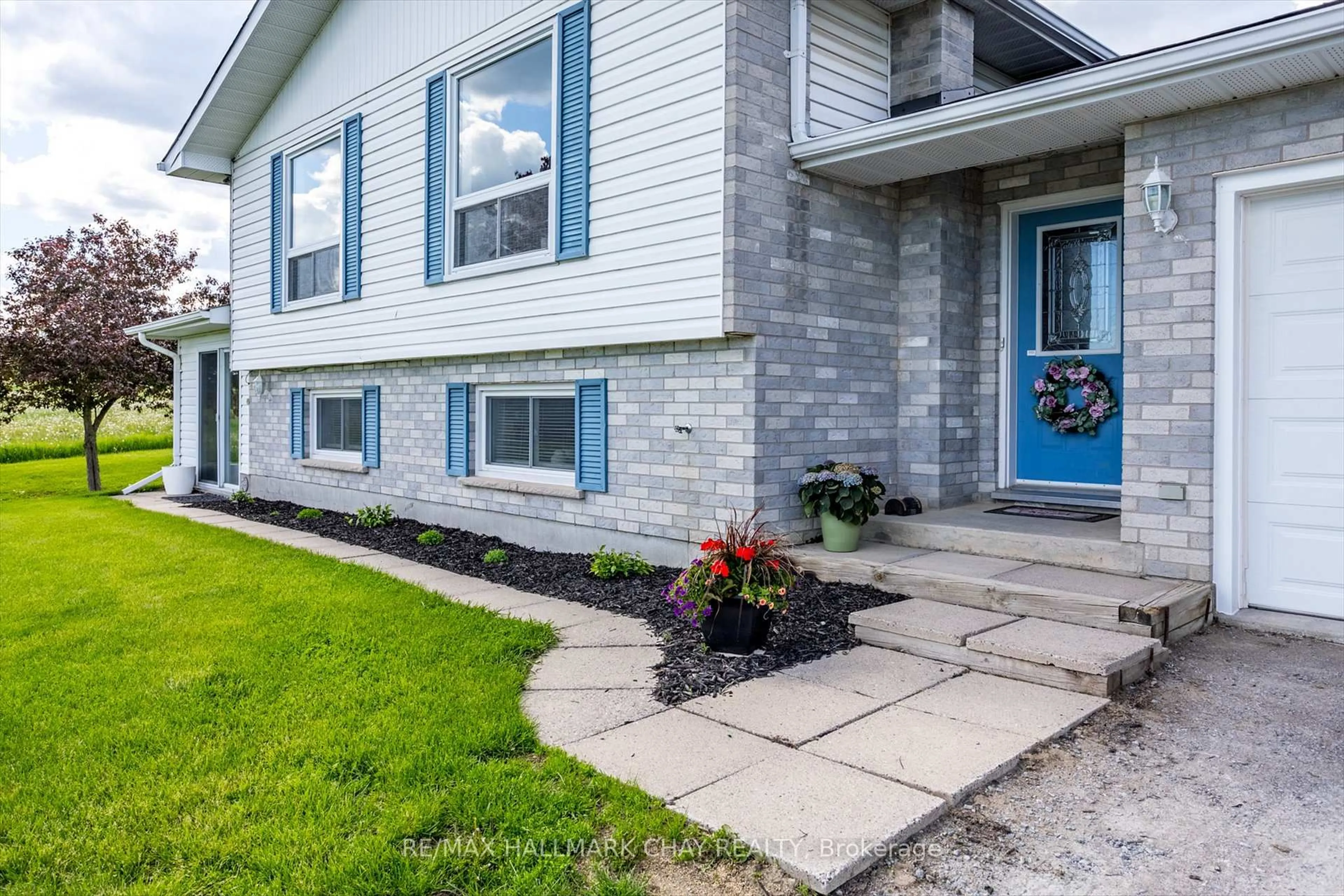 Home with vinyl exterior material, street for 1620 County 21 Rd, Cavan Monaghan Ontario L0A 1G0