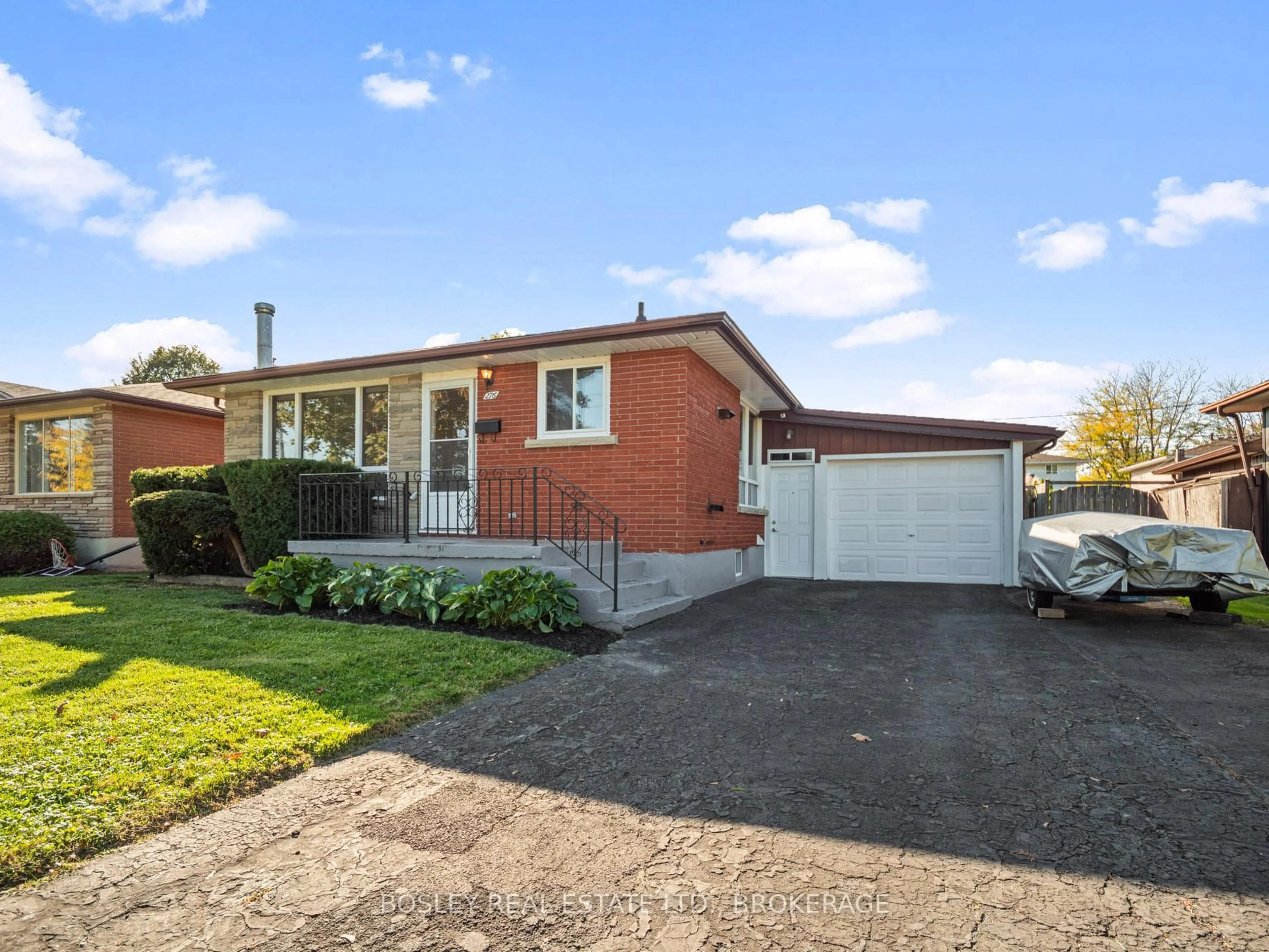 A pic from outside/outdoor area/front of a property/back of a property/a pic from drone, street for 276 Gross Ave, Welland Ontario L3C 2V2