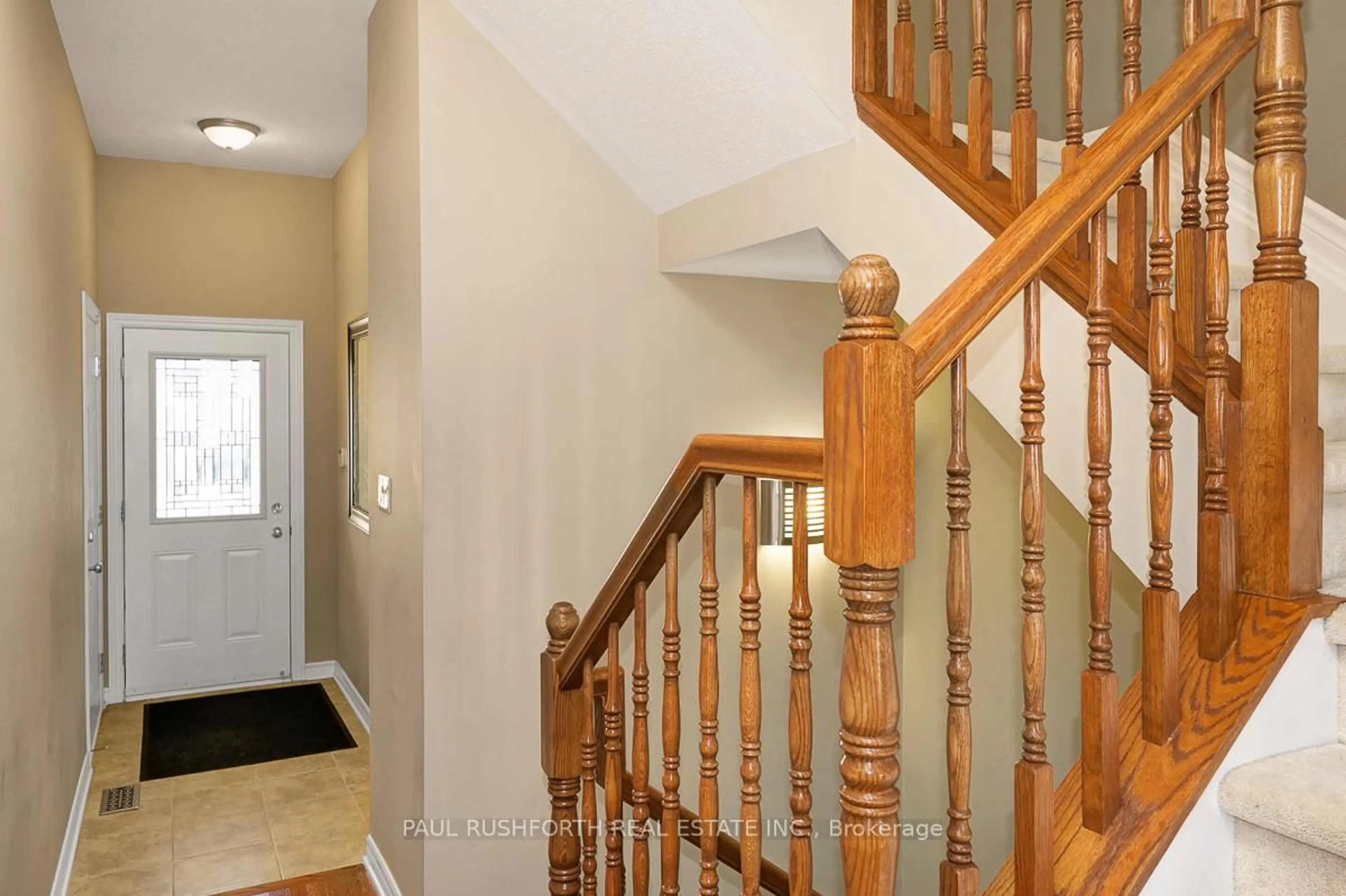 Indoor entryway for 131 Montmorency Way, Ottawa Ontario K4A 0J2