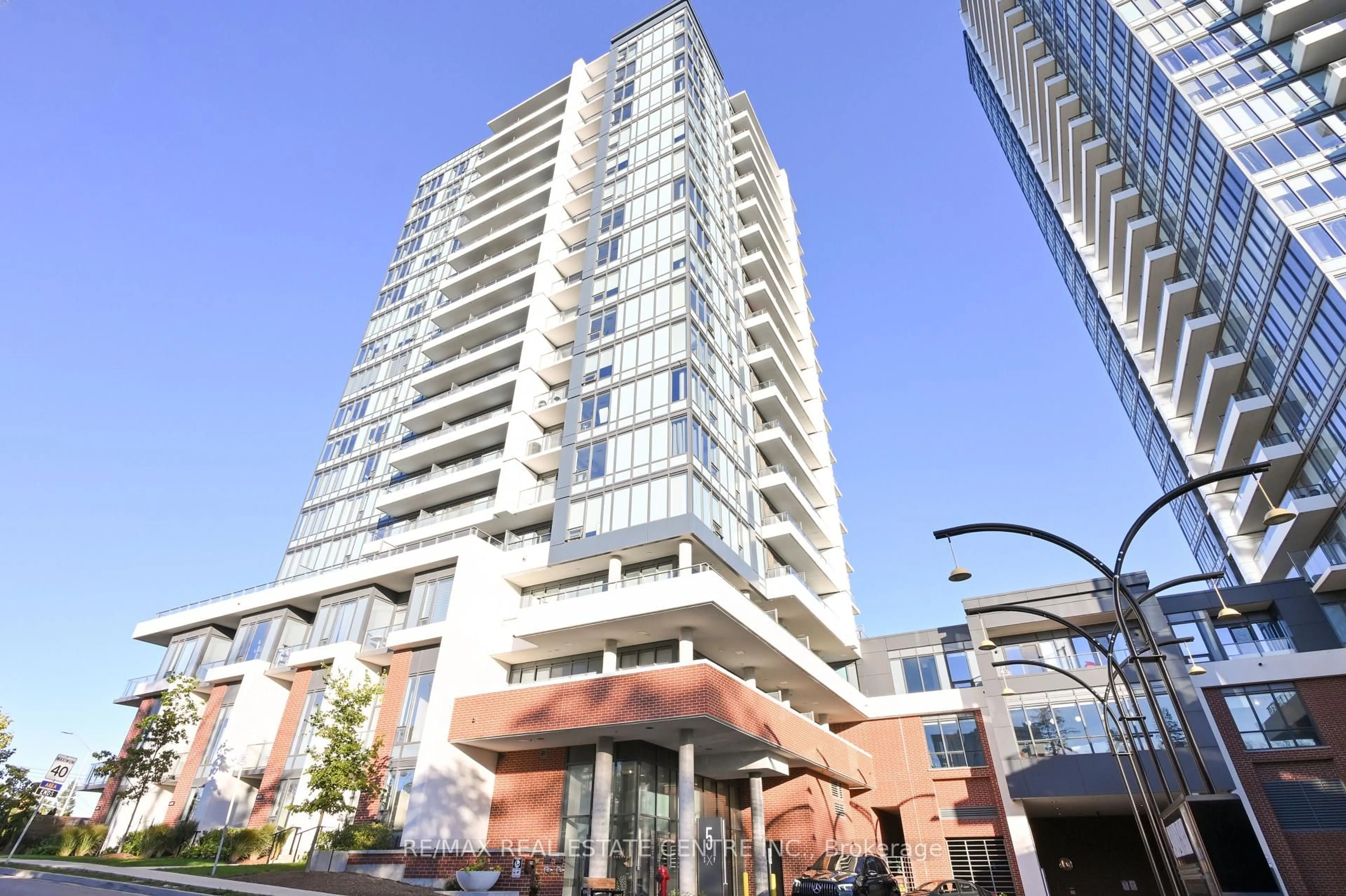 Patio, building for 5 Wellington St #1803, Kitchener Ontario N2G 0E3